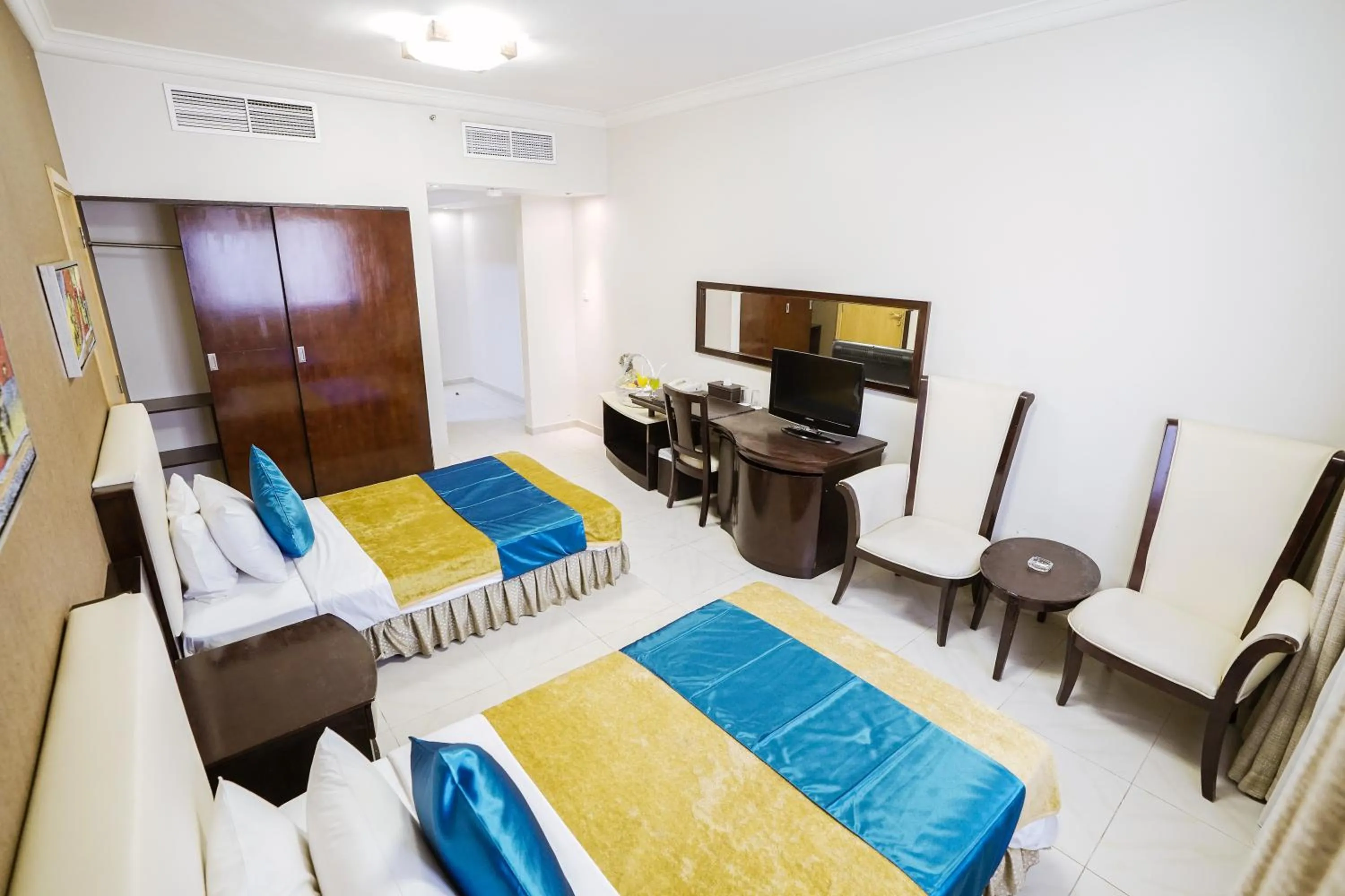 TV and multimedia, Bed in Crystal Plaza Hotel