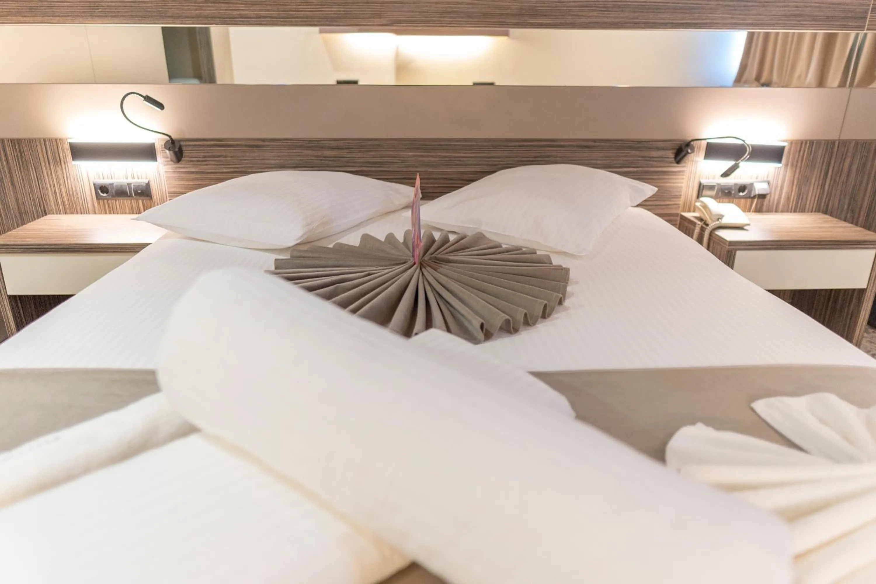 Bedroom, Bed in Hollywood Hotel