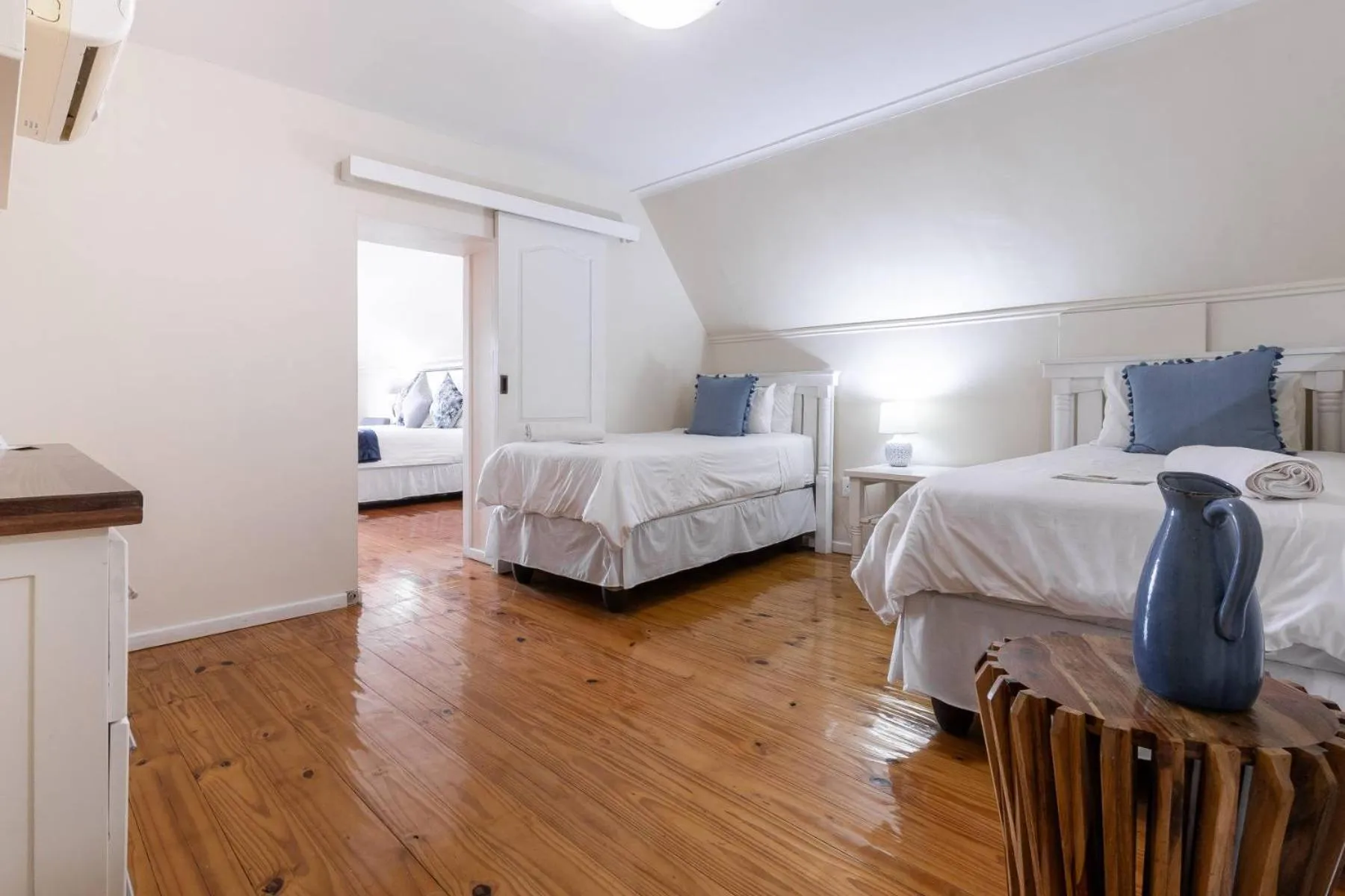 Property building, Bed in Oliver's Bed and Breakfast