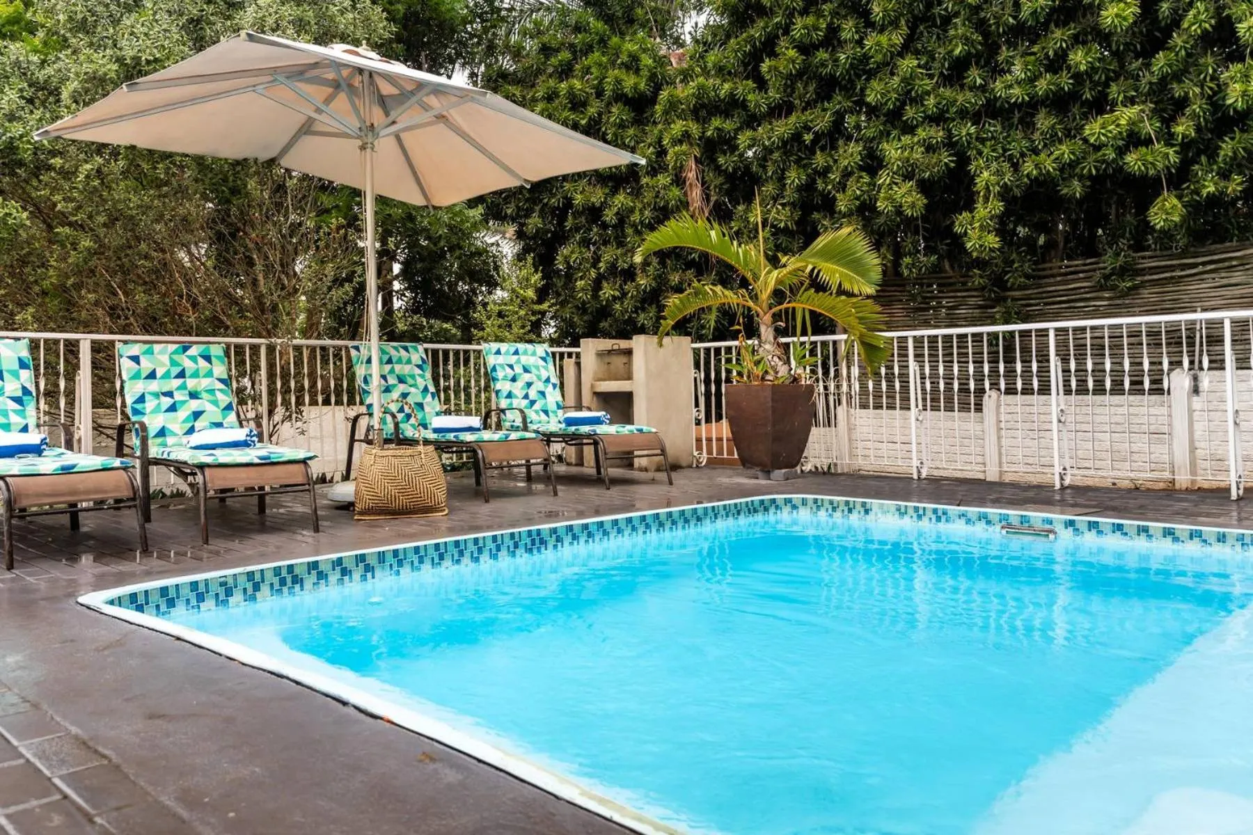 Swimming pool in Oliver's Bed and Breakfast