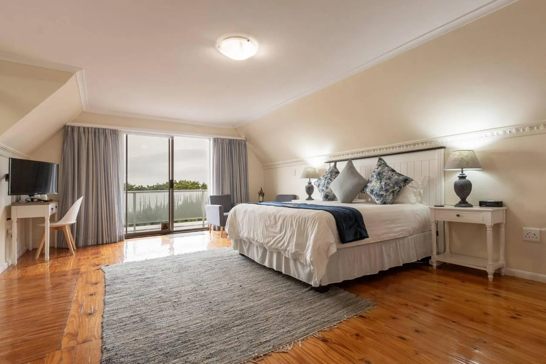 Bedroom, Bed in Oliver's Bed and Breakfast