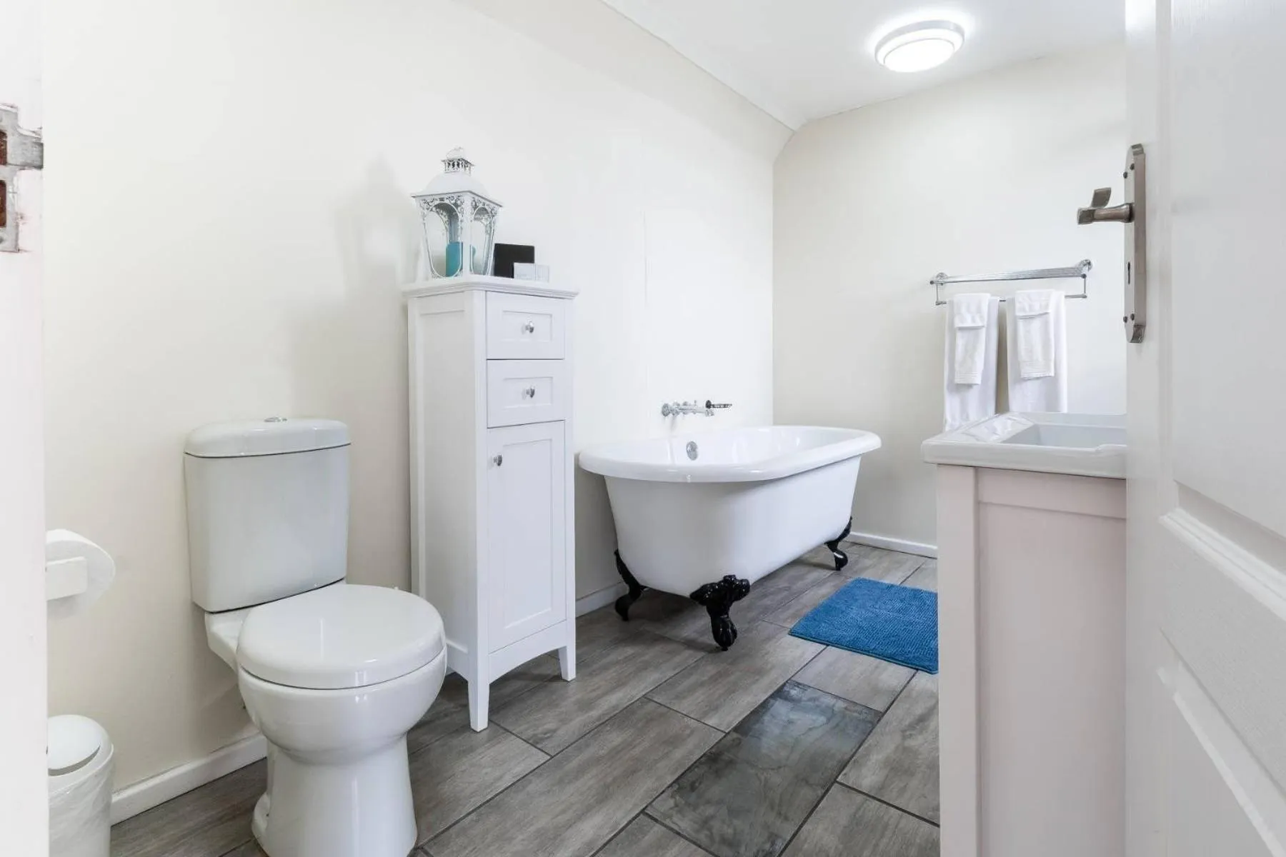 Bathroom in Oliver's Bed and Breakfast