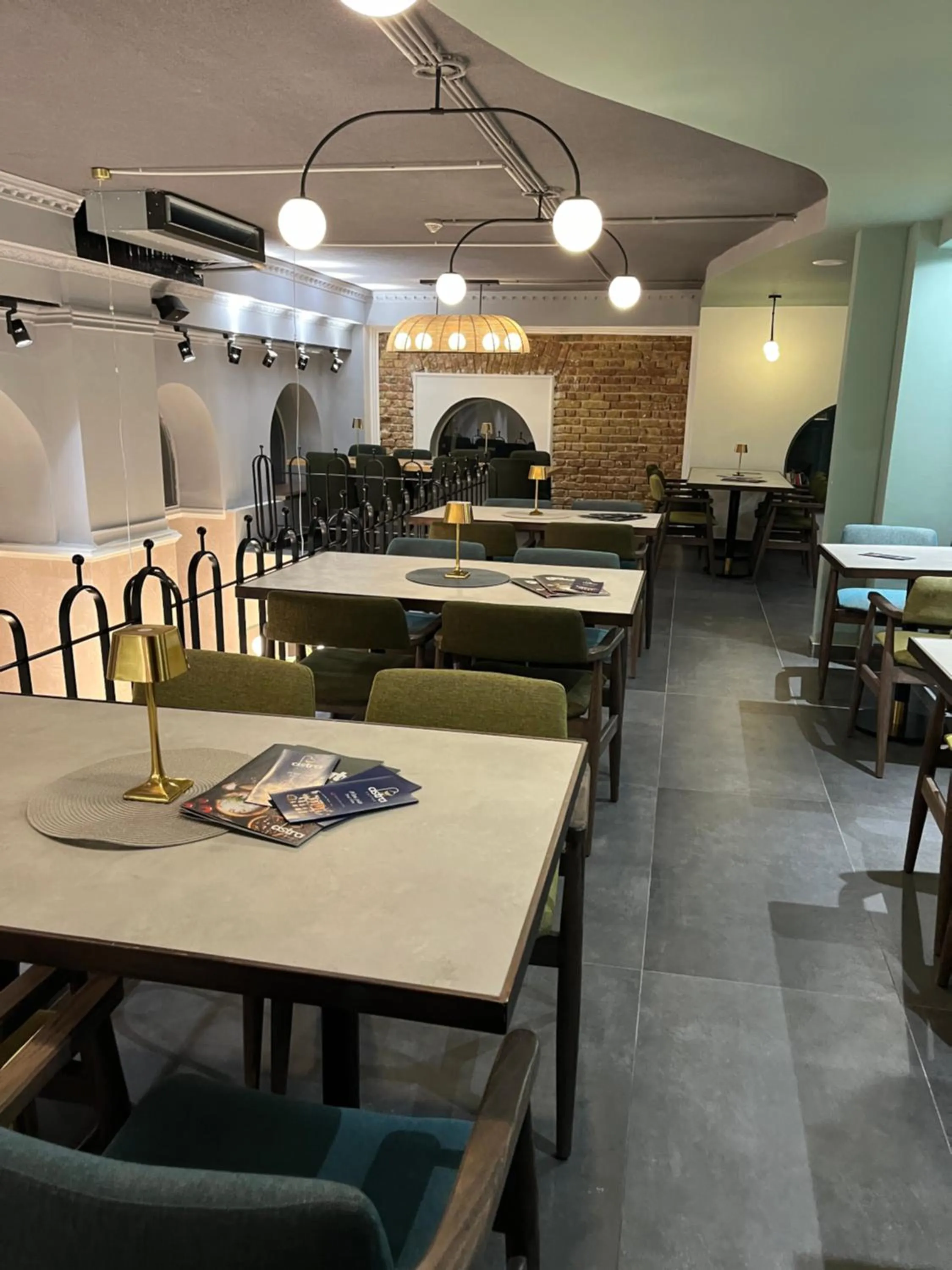 Restaurant/places to eat in Hotel Astra