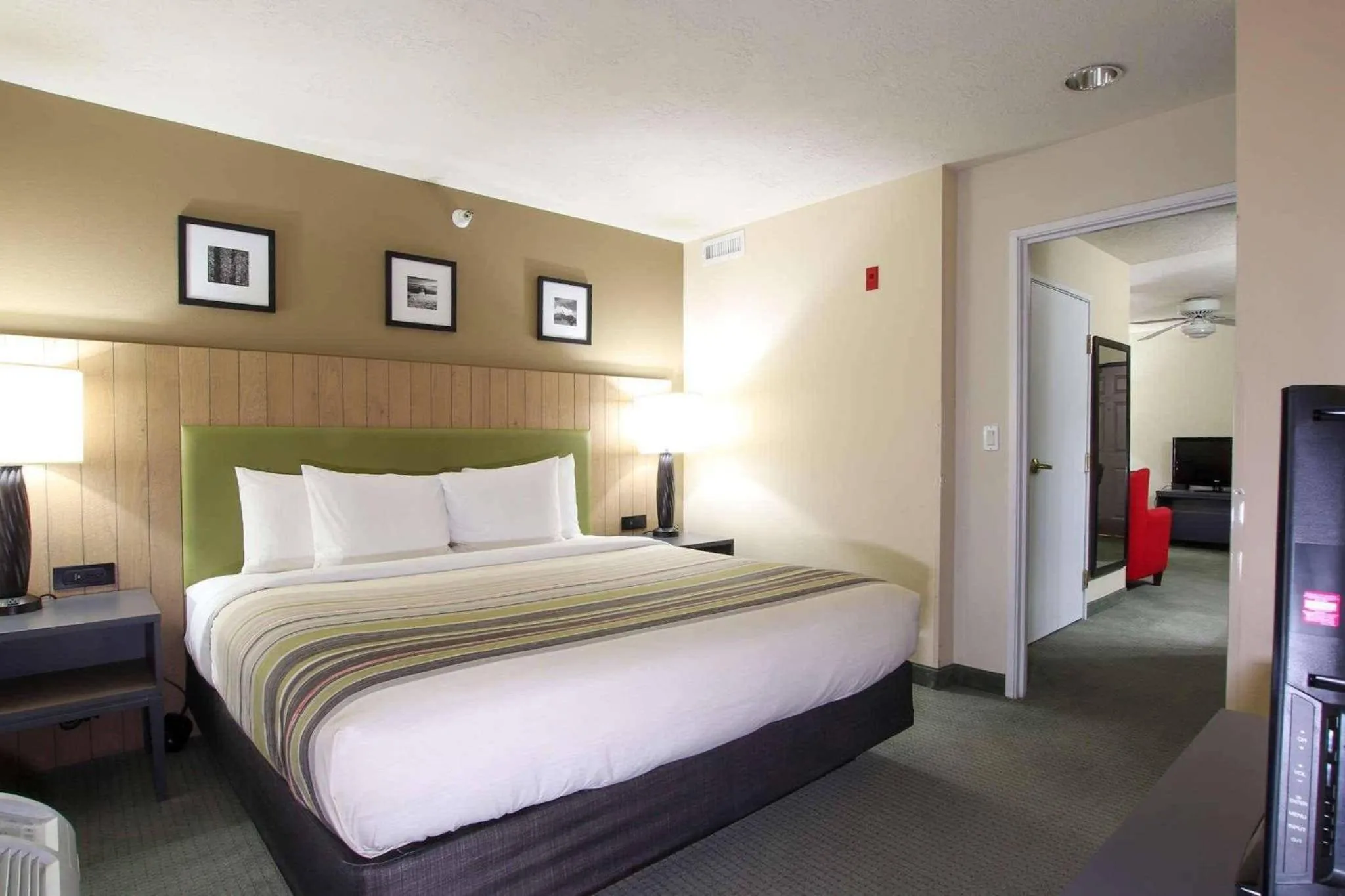 Bedroom, Bed in Country Inn & Suites by Radisson, West Valley City, UT