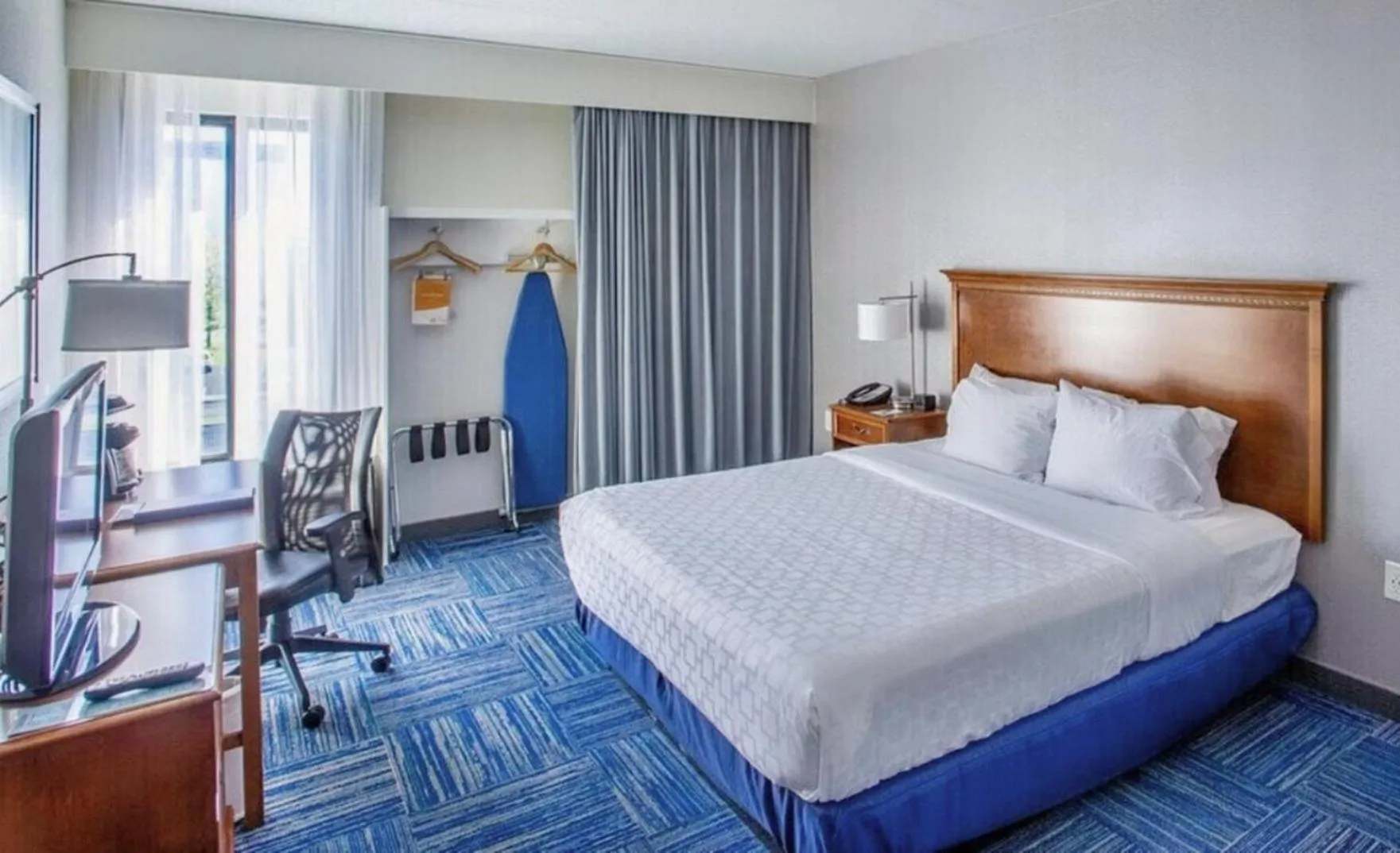 Photo of the whole room, Bed in Allentown Park Hotel by The Red Collection