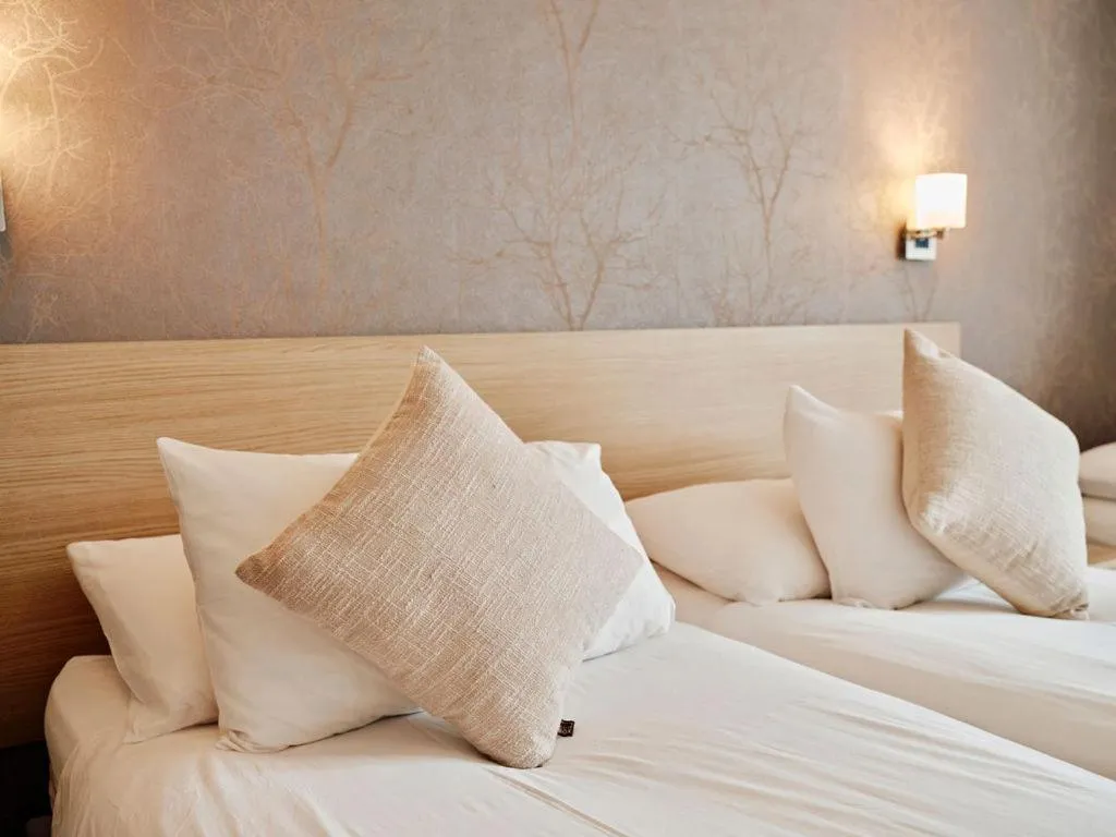 Bedroom, Bed in Hotel De Normandie