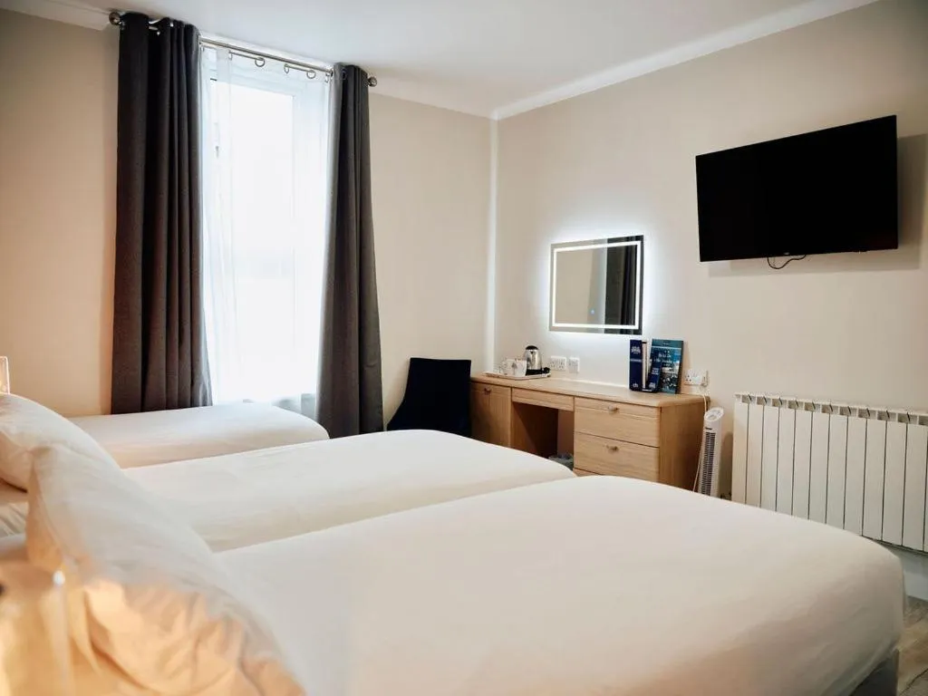 Bedroom, Bed in Hotel De Normandie