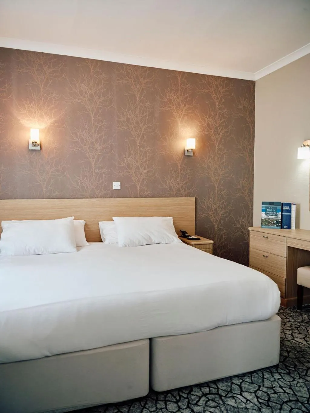 Bed in Hotel De Normandie