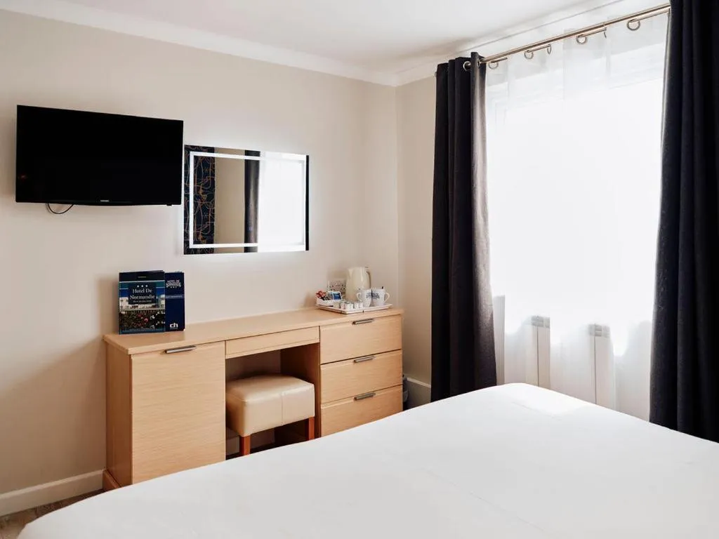 Bedroom, Bed in Hotel De Normandie