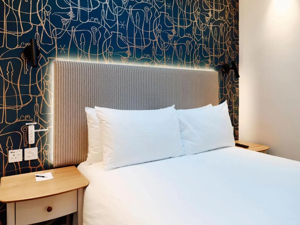 Decorative detail, Bed in Hotel De Normandie