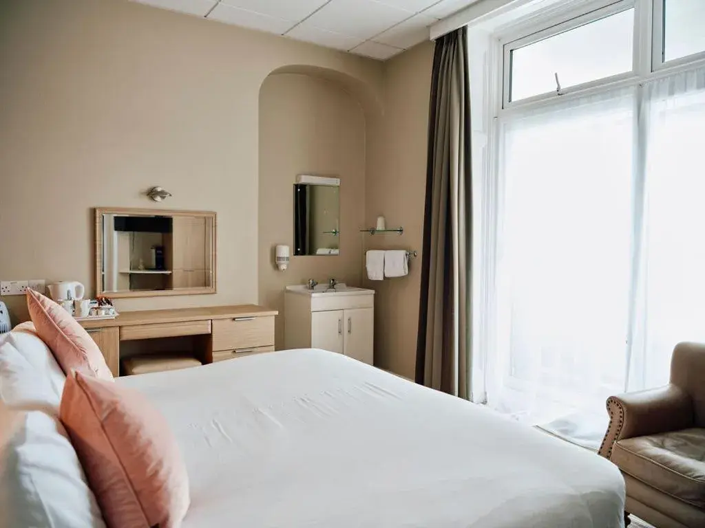 Double Room with Balcony and Sea View in Hotel De Normandie Double Room with Balcony and Sea View in Hotel De Normandie