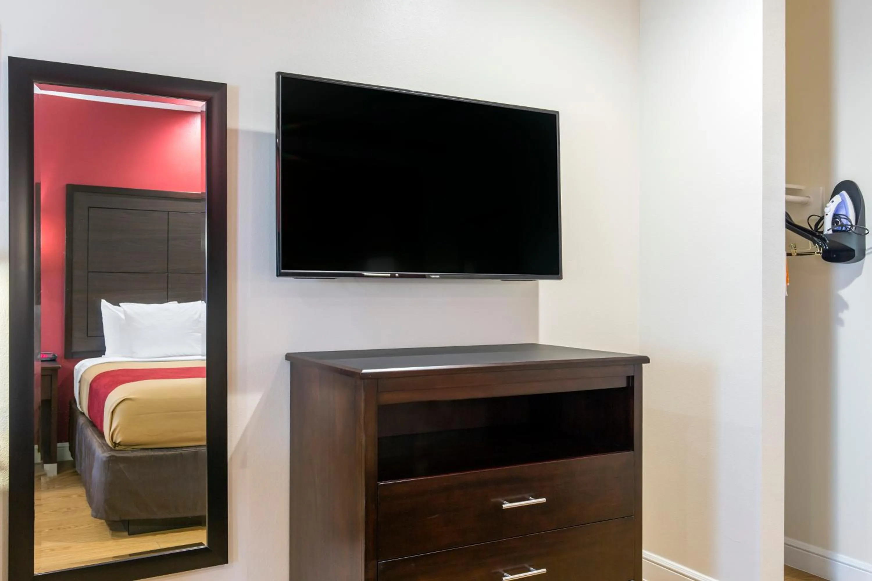 TV and multimedia, Bed in Econo Lodge Inn & Suites Houston Willowbrook