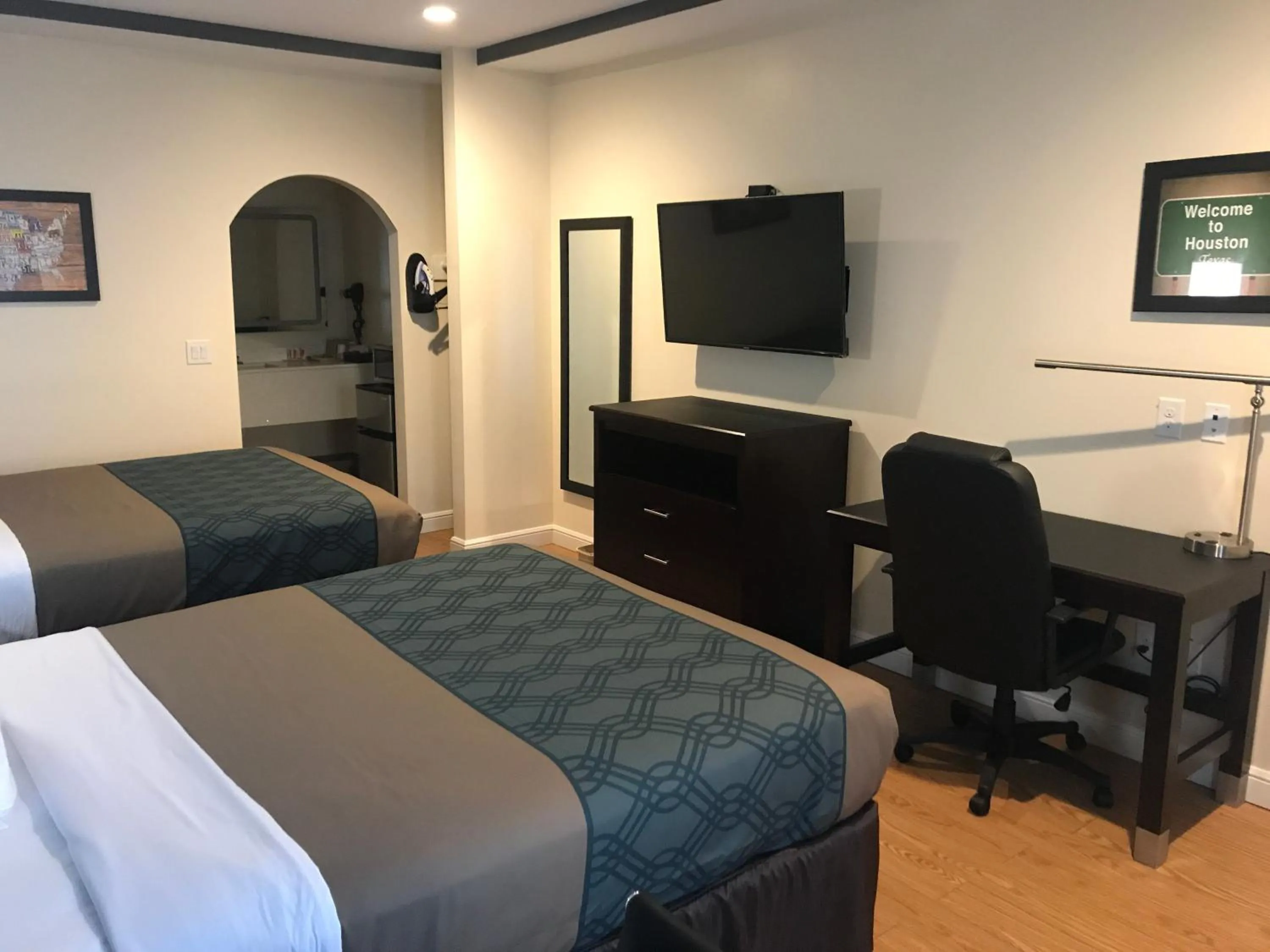 Bed in Econo Lodge Inn & Suites Houston Willowbrook