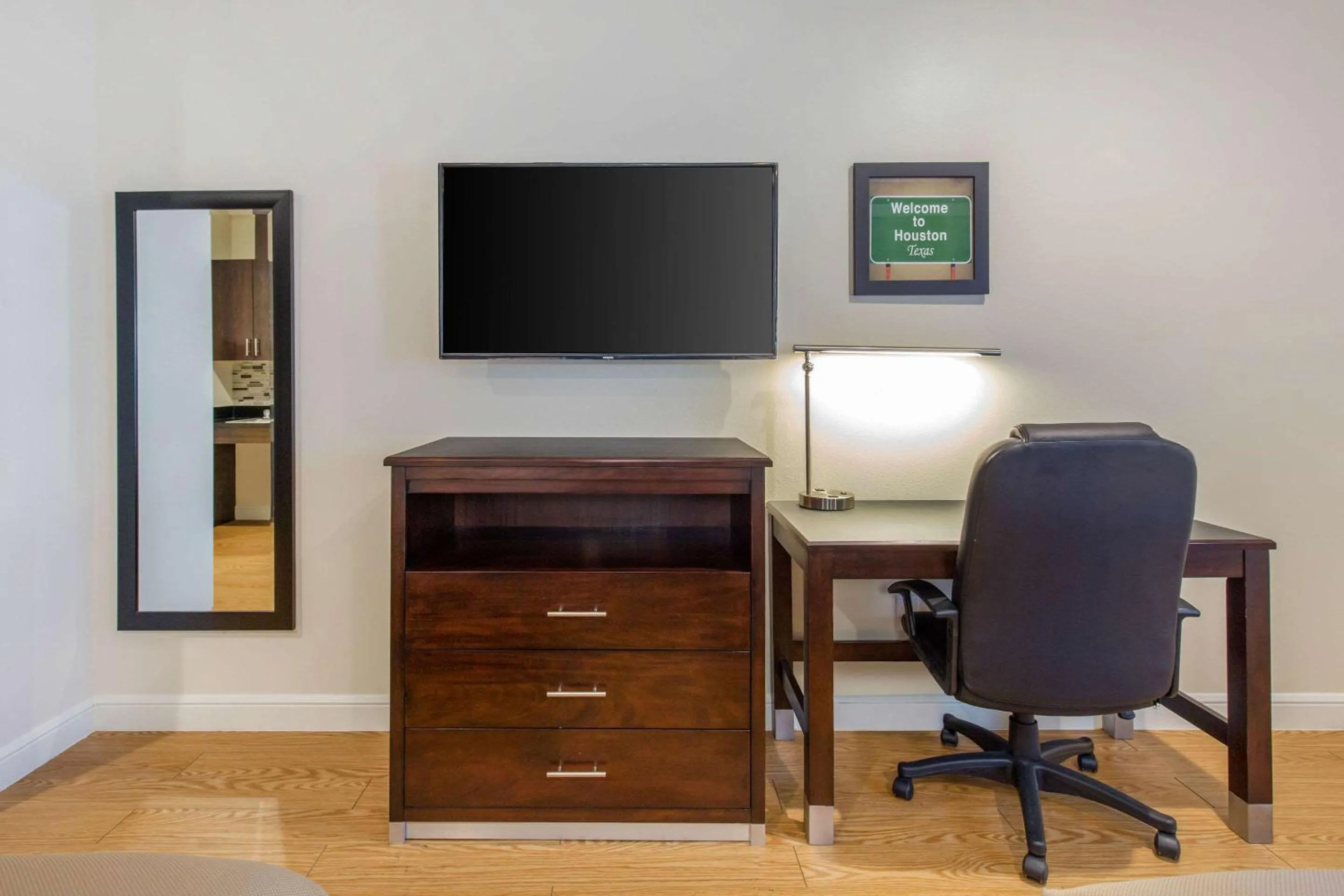 Bedroom in Econo Lodge Inn & Suites Houston Willowbrook