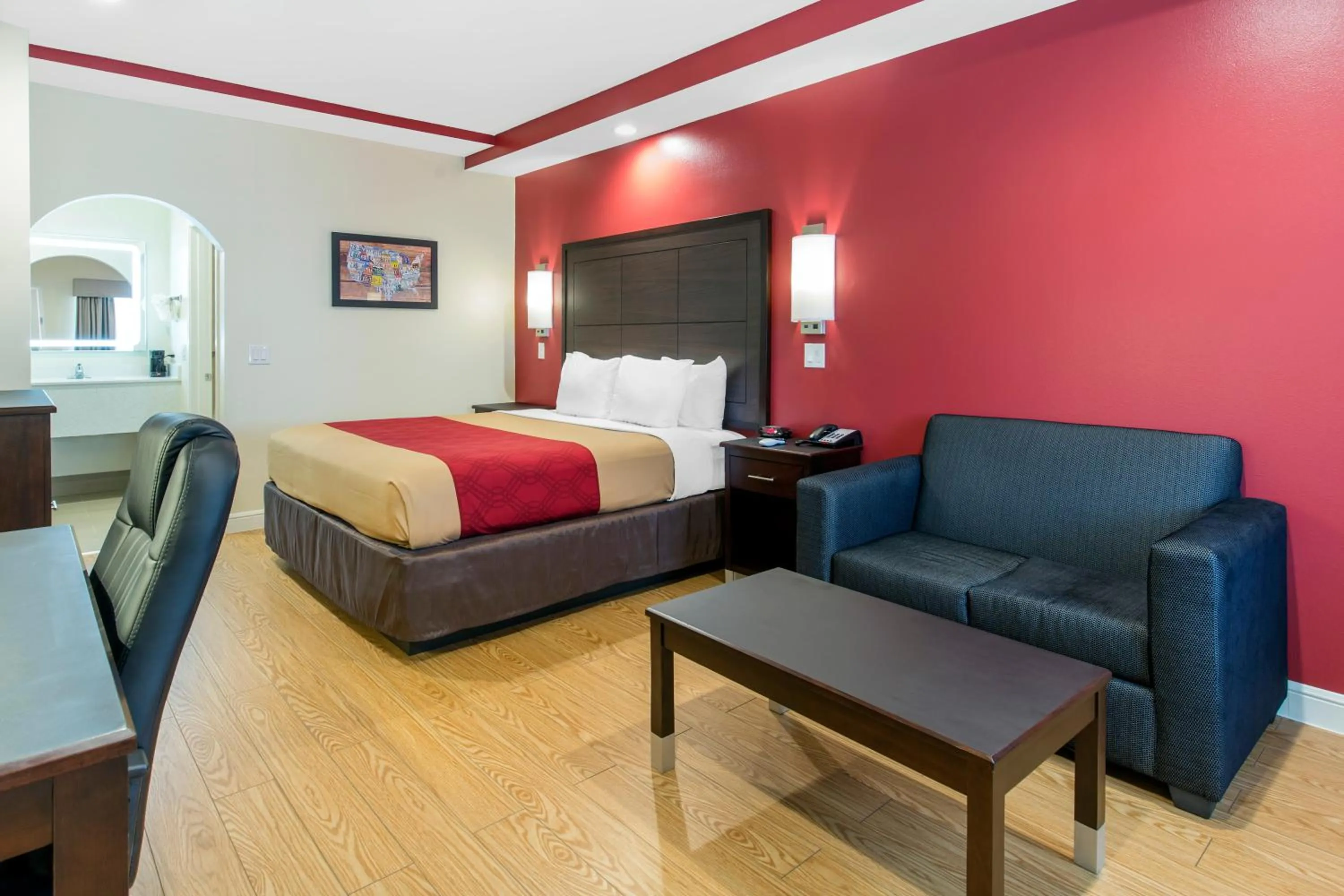 Seating area, Bed in Econo Lodge Inn & Suites Houston Willowbrook