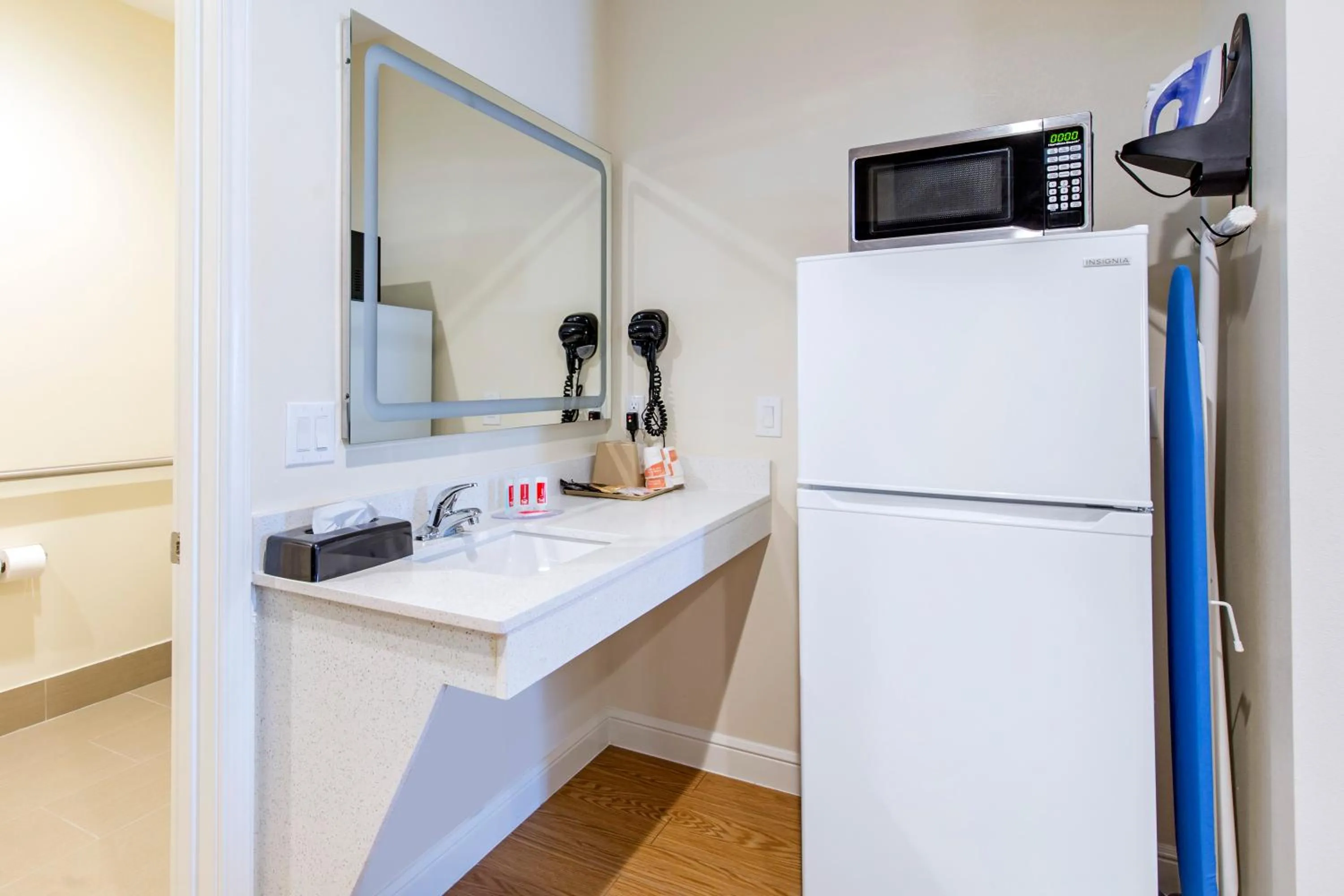 Kitchen or kitchenette in Econo Lodge Inn & Suites Houston Willowbrook