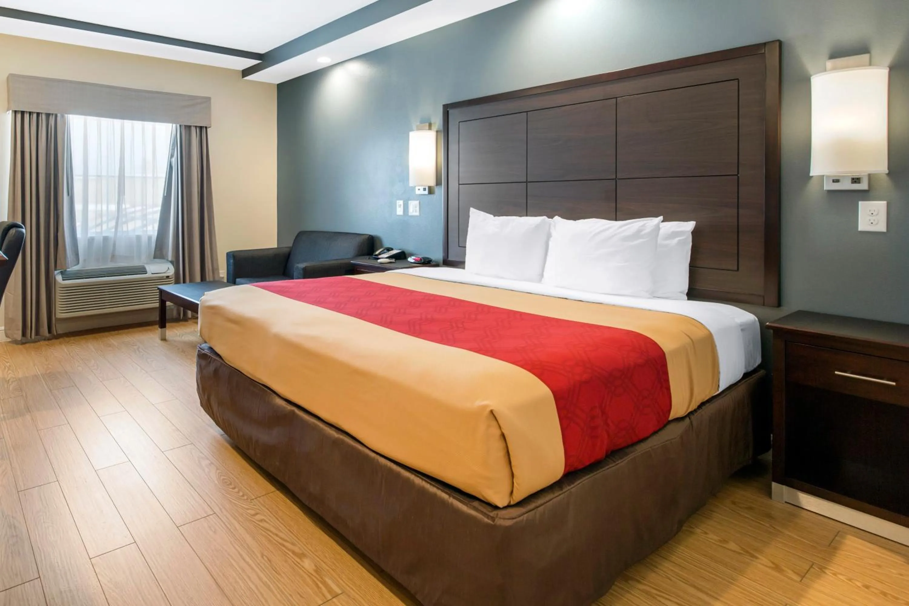 Bed in Econo Lodge Inn & Suites Houston Willowbrook