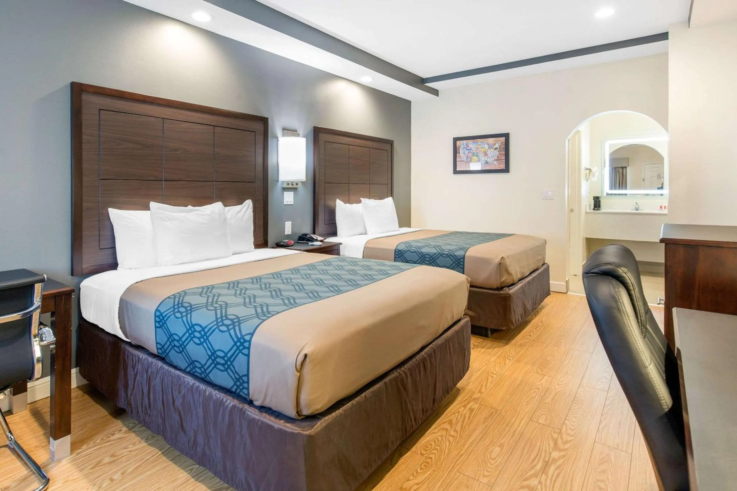 Bedroom, Bed in Econo Lodge Inn & Suites Houston Willowbrook