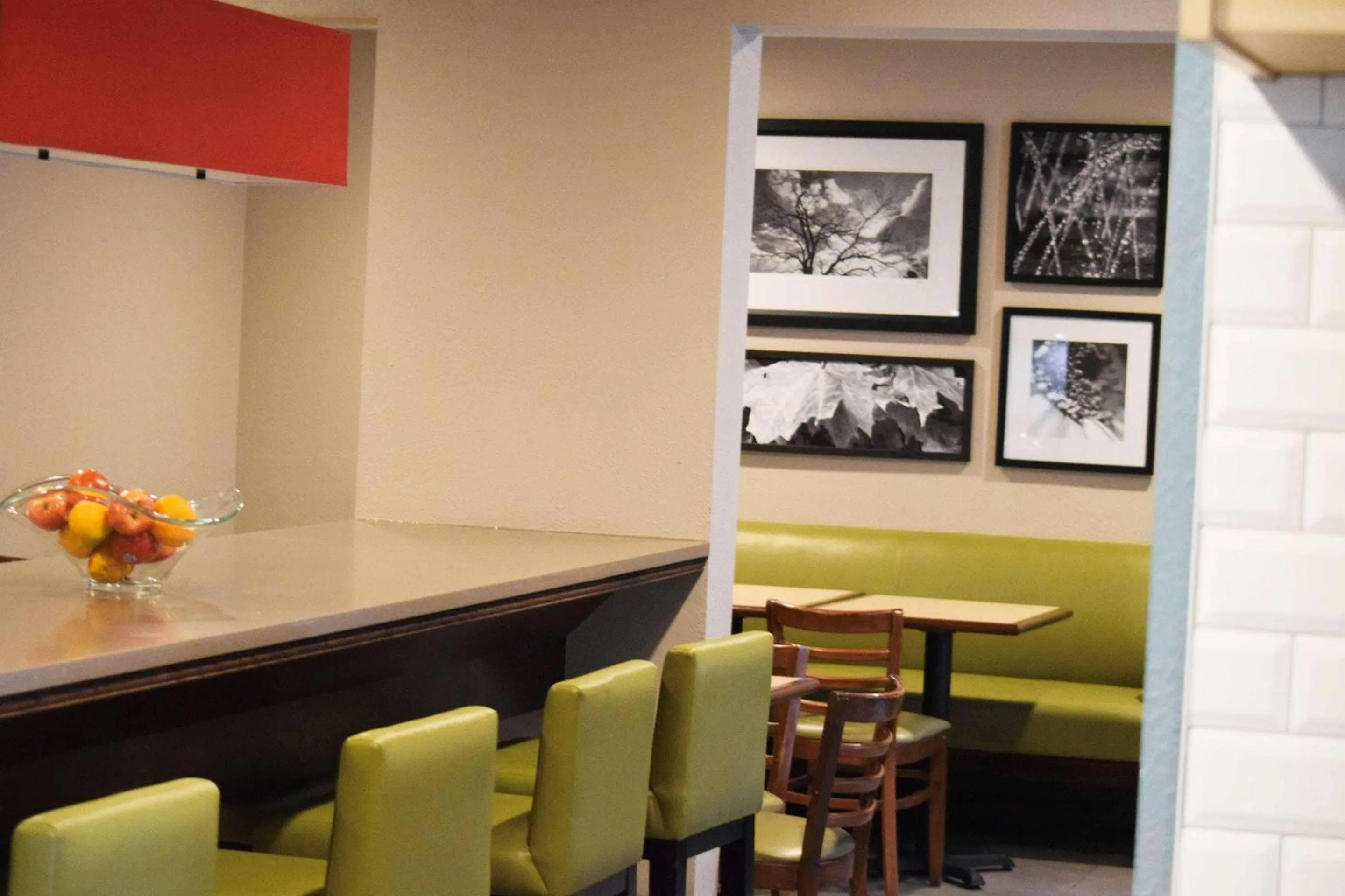 Restaurant/places to eat in Country Inn & Suites by Radisson, Lincoln North Hotel and Conference Center, NE