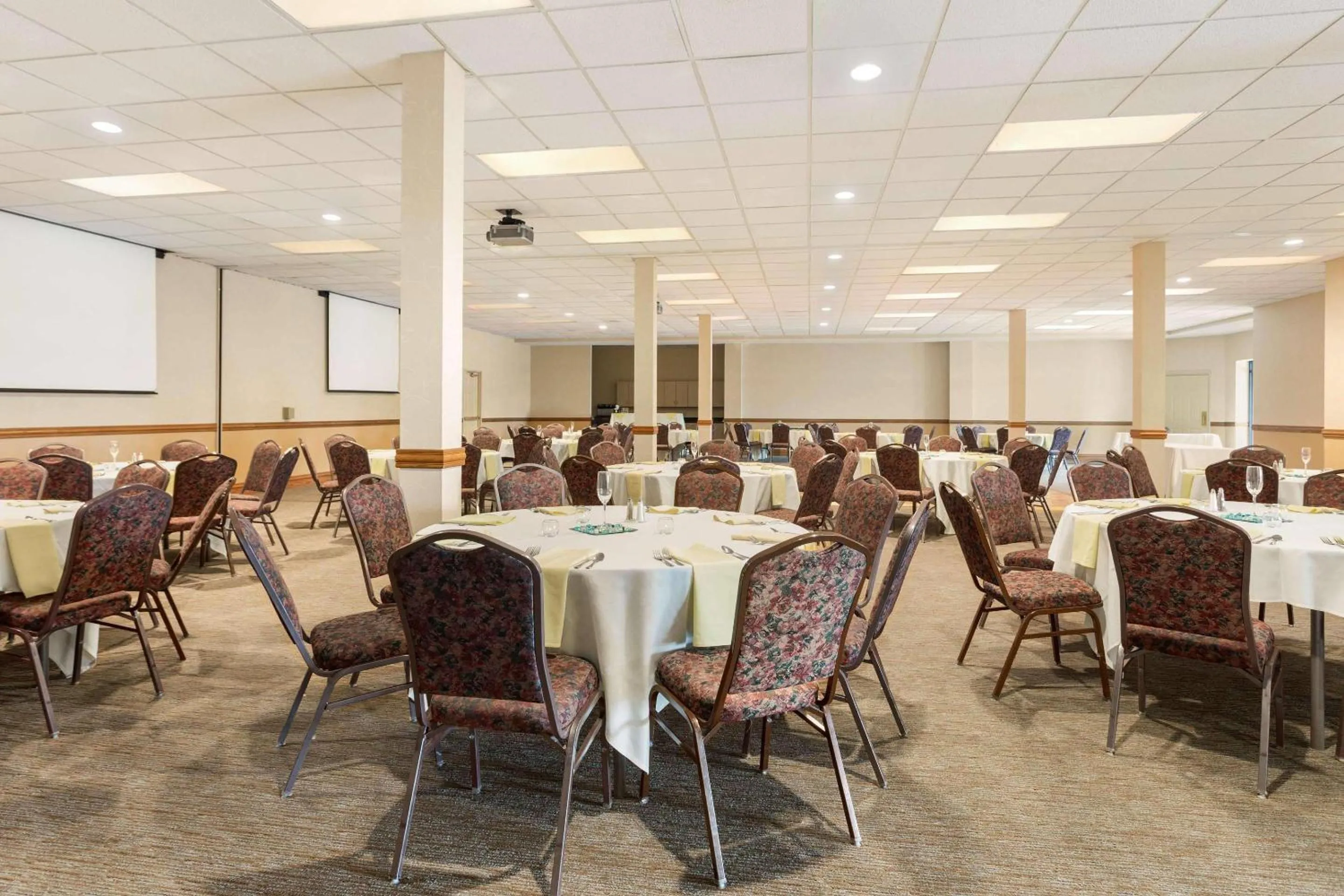 Meeting/conference room in Country Inn & Suites by Radisson, Lincoln North Hotel and Conference Center, NE