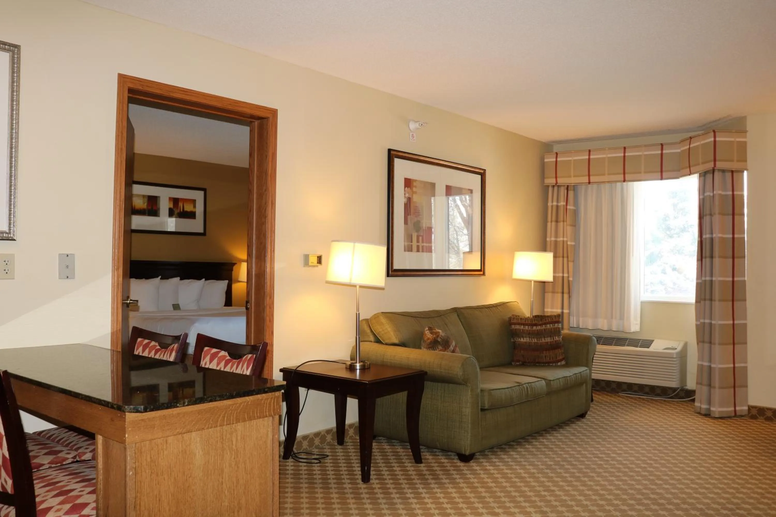 Living room in Country Inn & Suites by Radisson, Lincoln North Hotel and Conference Center, NE