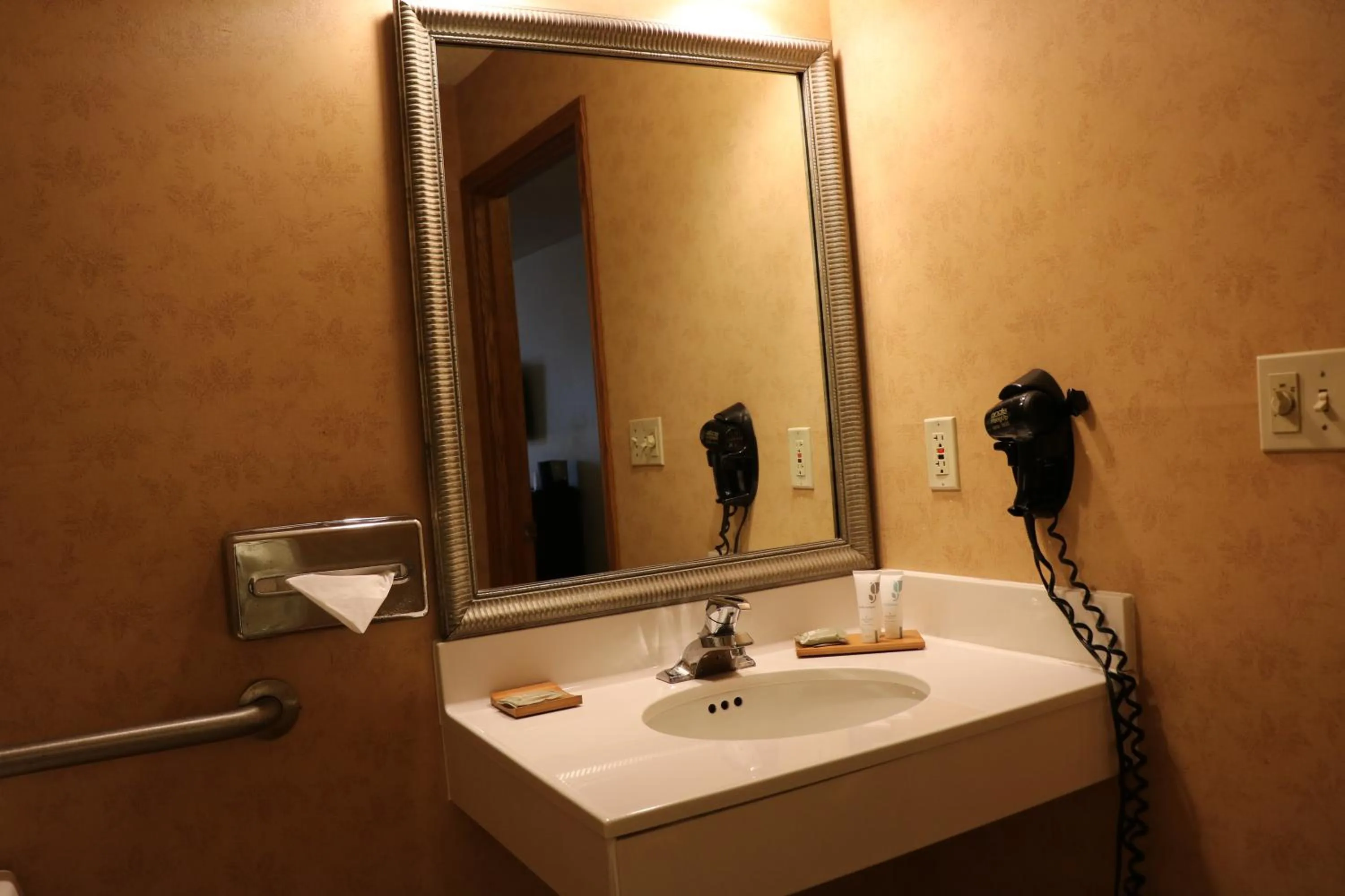 Bathroom in Country Inn & Suites by Radisson, Lincoln North Hotel and Conference Center, NE