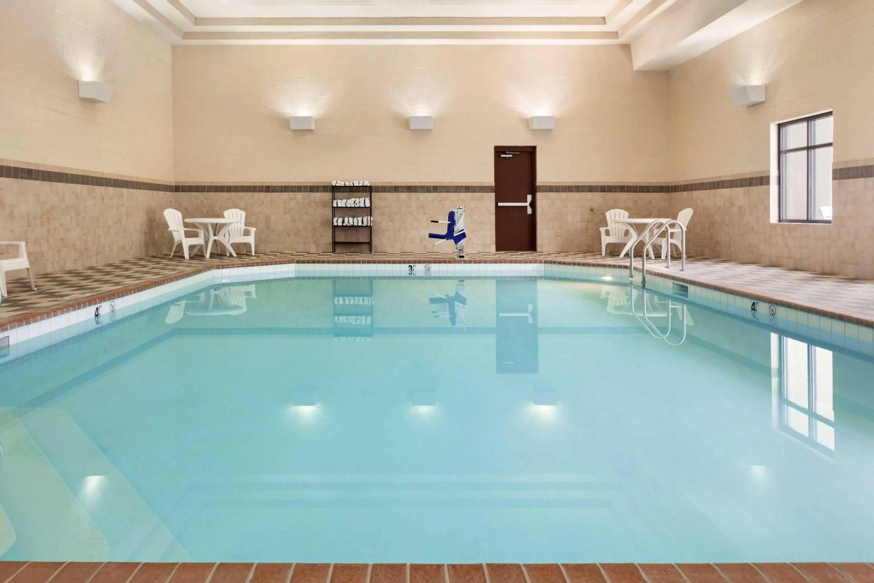 Swimming pool in Country Inn & Suites by Radisson, Lincoln North Hotel and Conference Center, NE