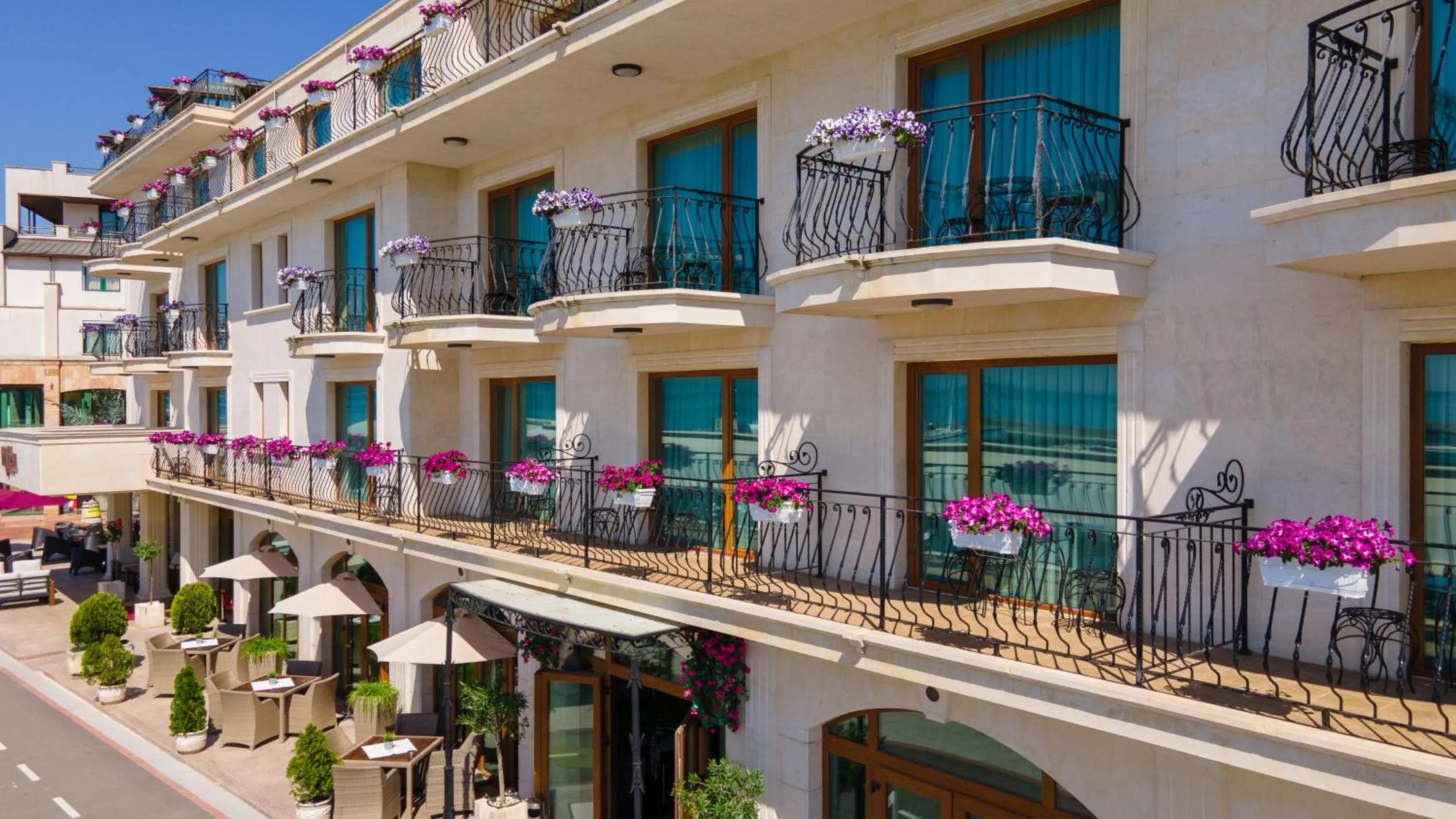 Property building in Hotel Mistral