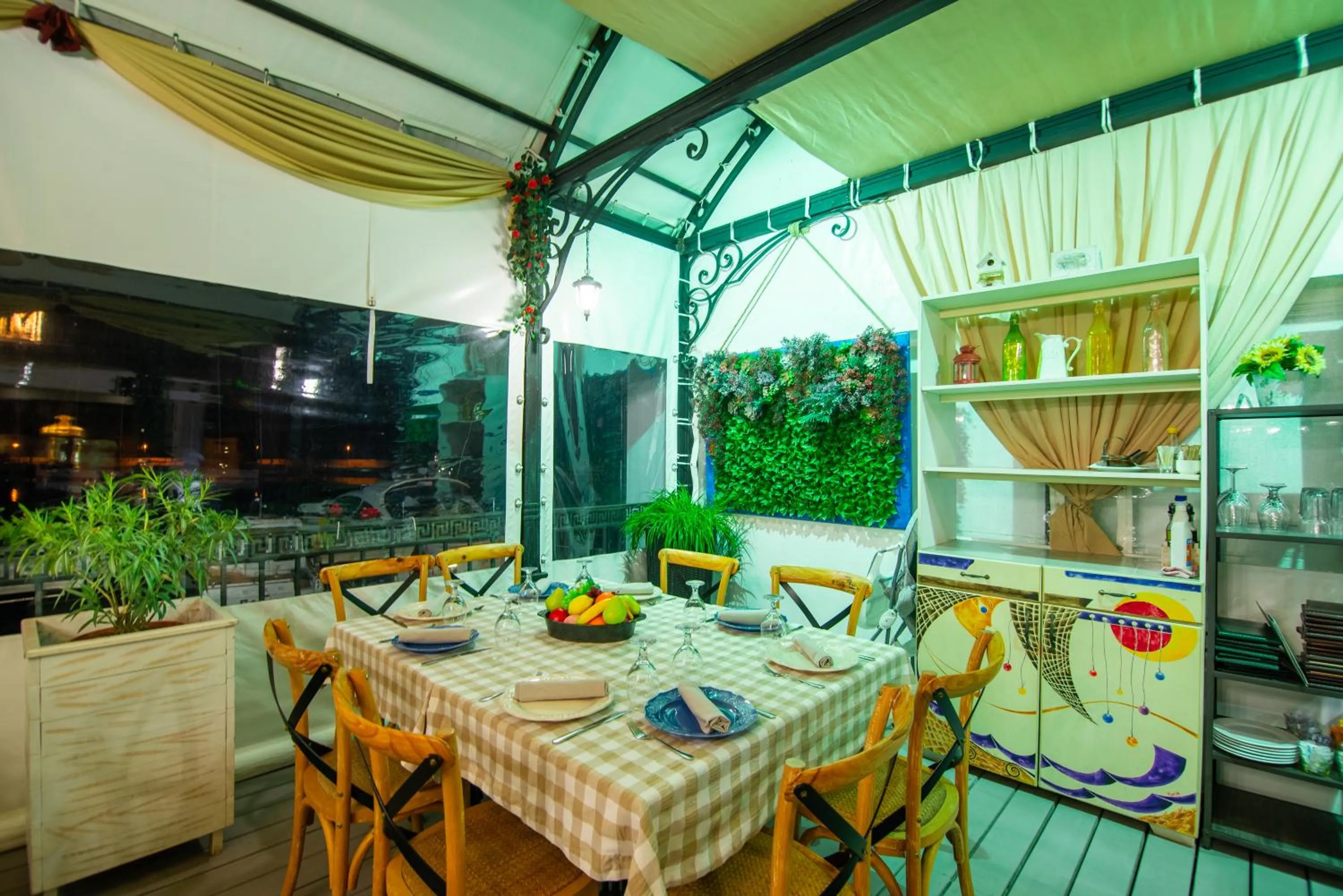 Restaurant/places to eat in Hotel Mistral