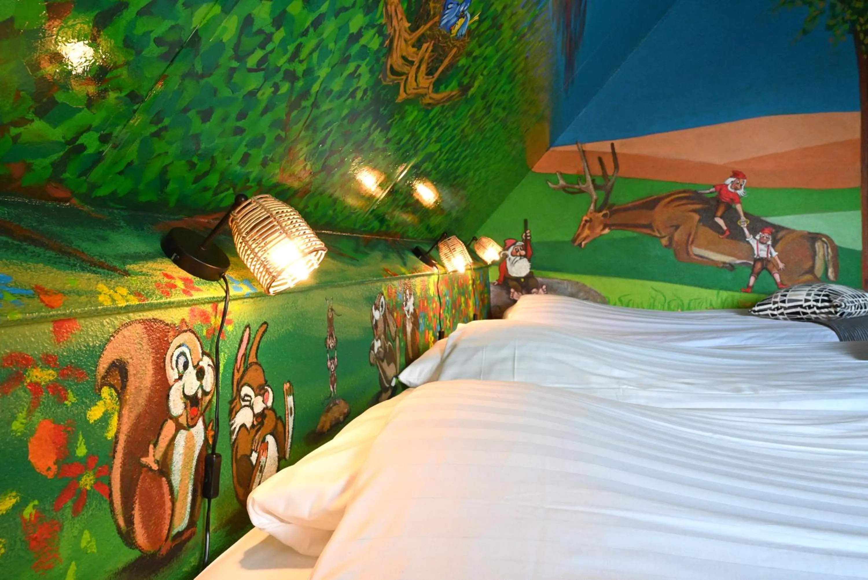 Property building, Bed in Drouwenerzand Hotel