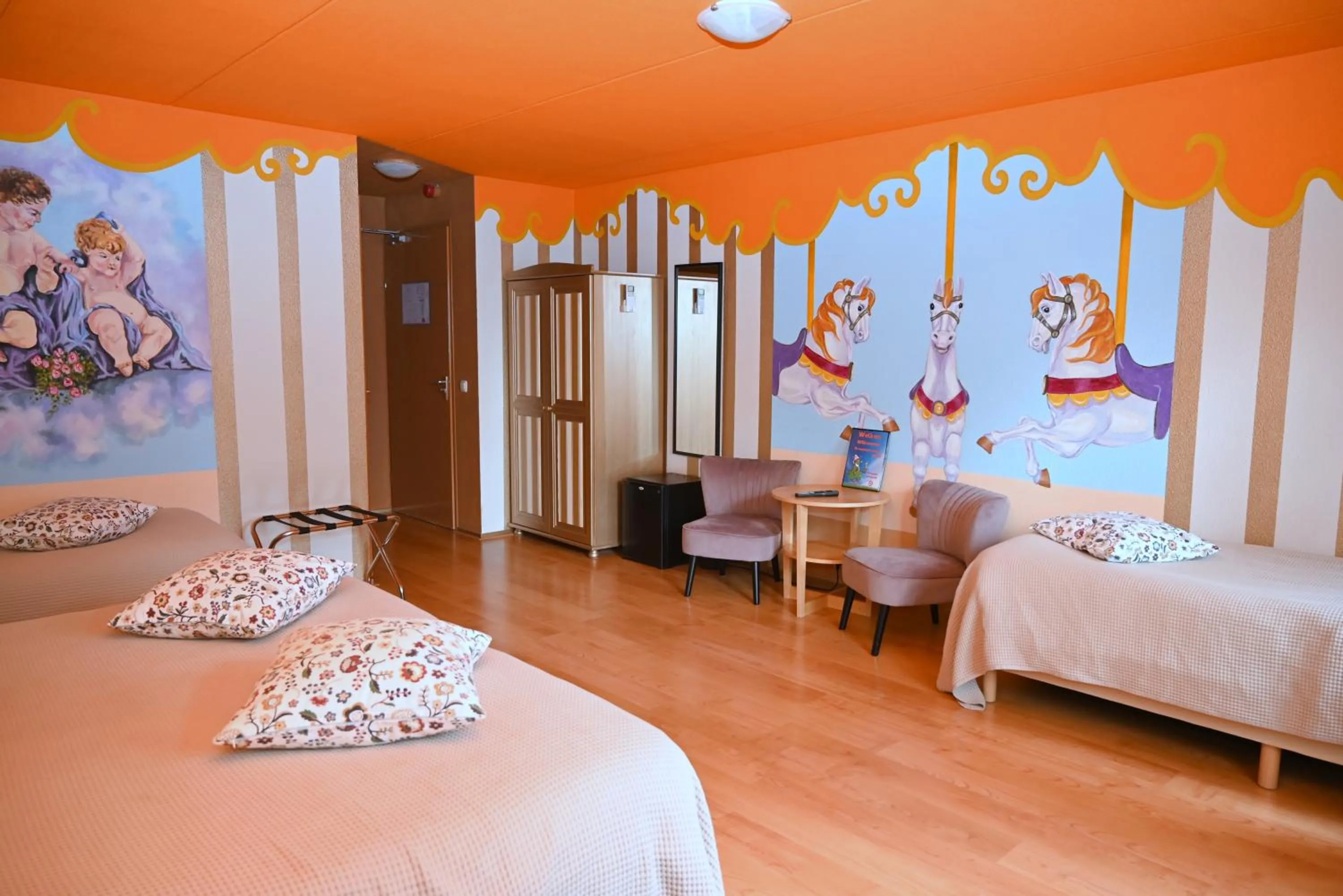 Property building, Bed in Drouwenerzand Hotel