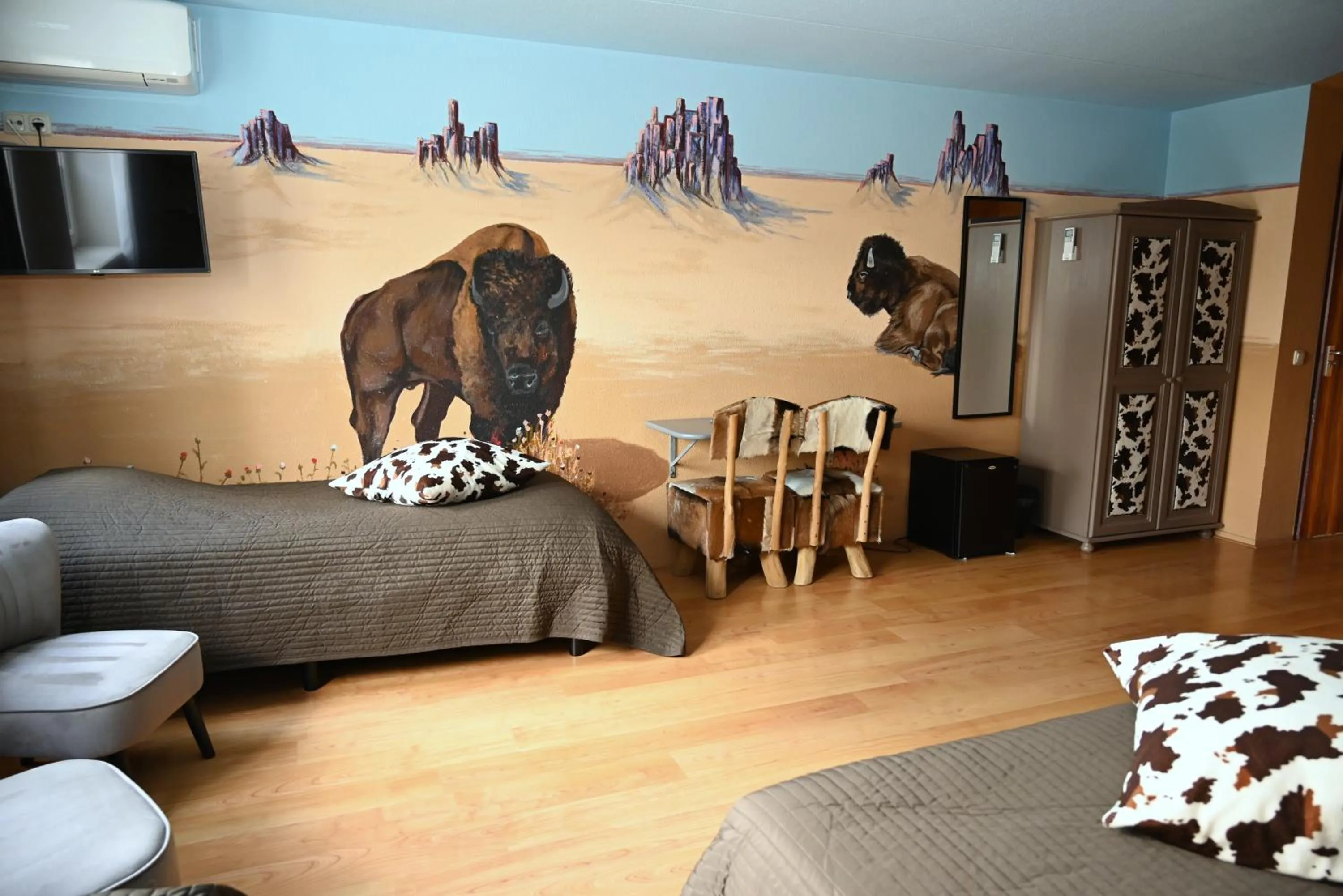 Property building, Bed in Drouwenerzand Hotel