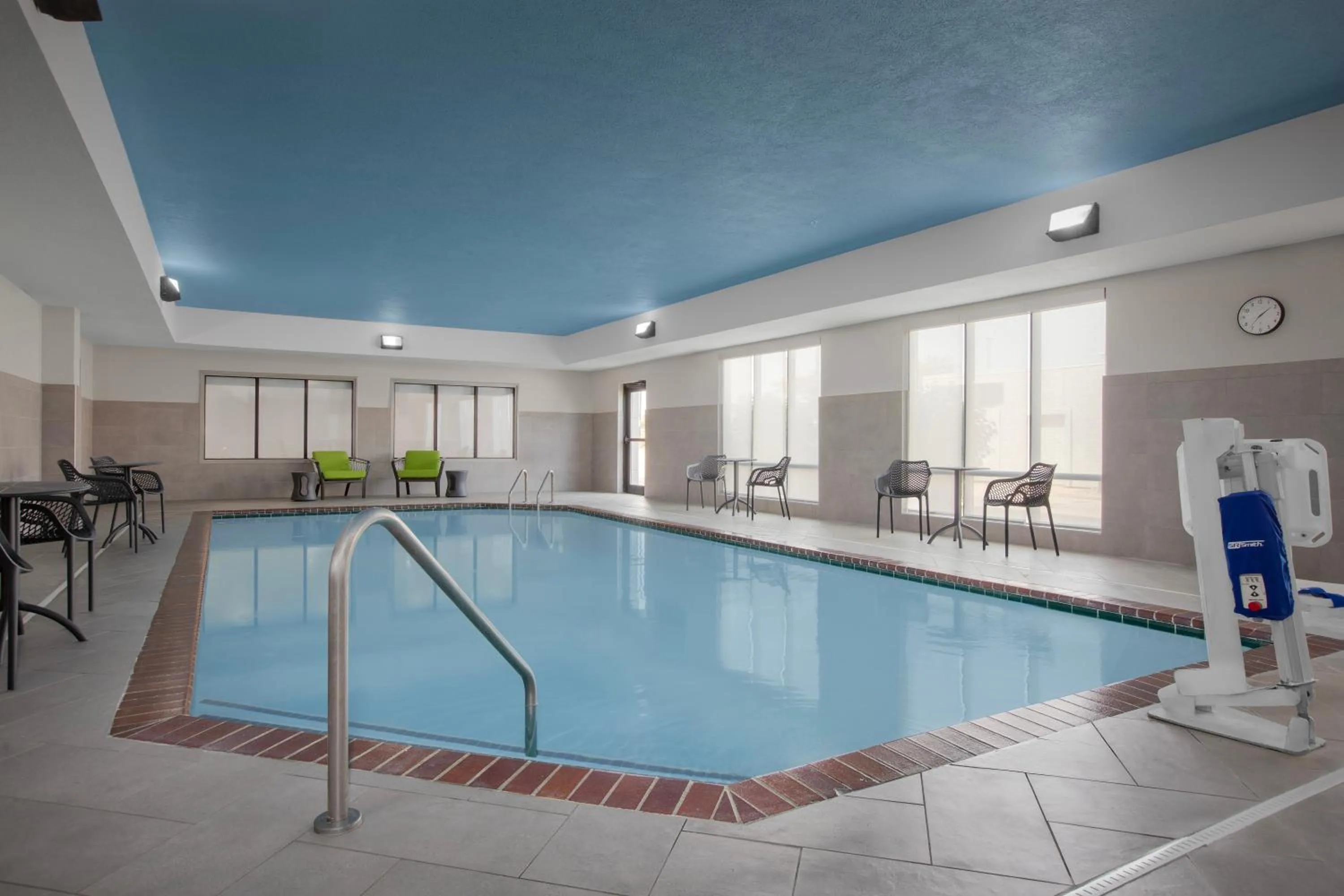 Swimming pool in Hampton Inn Waterloo