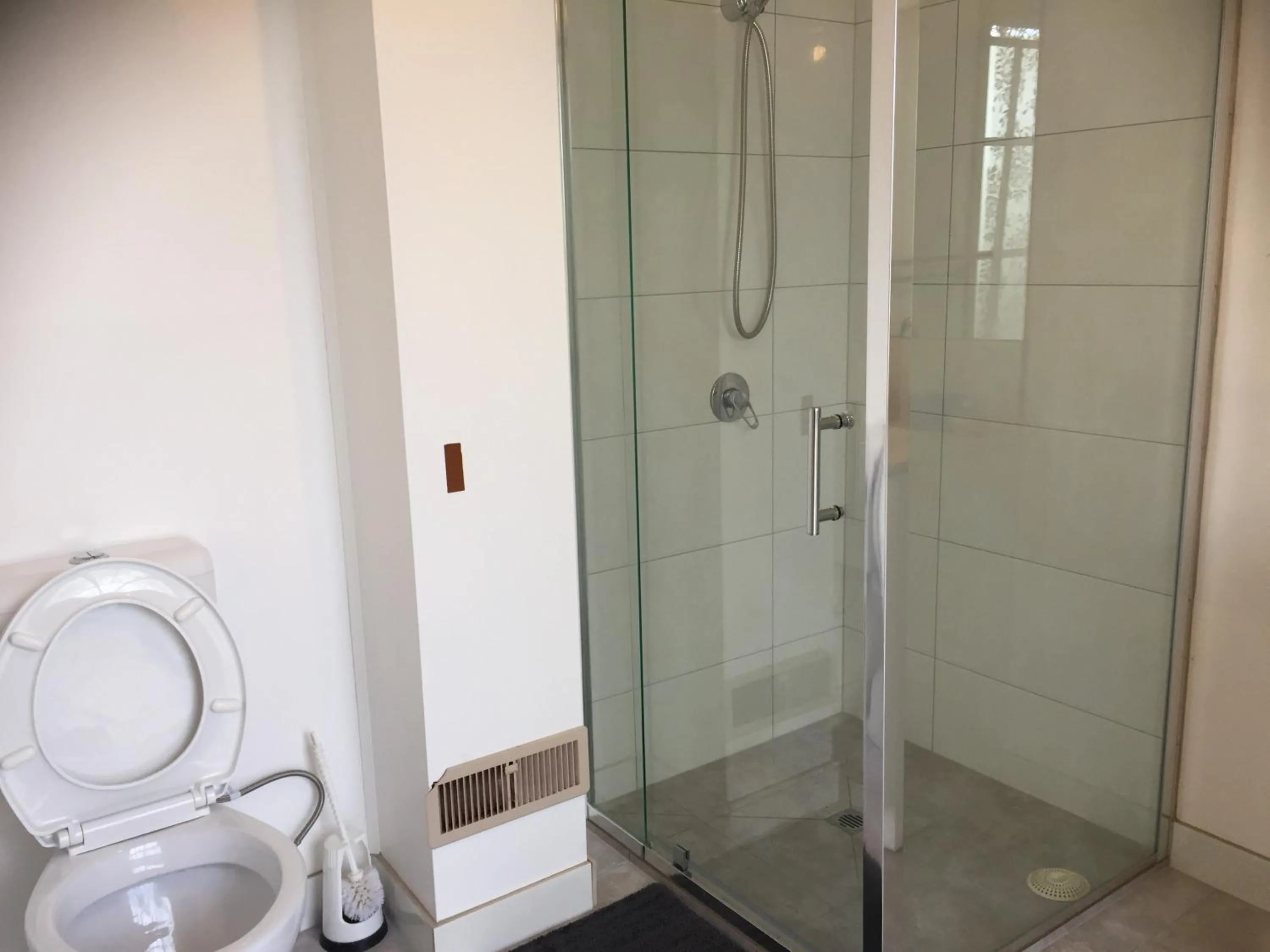 Shower in ADA Homestay