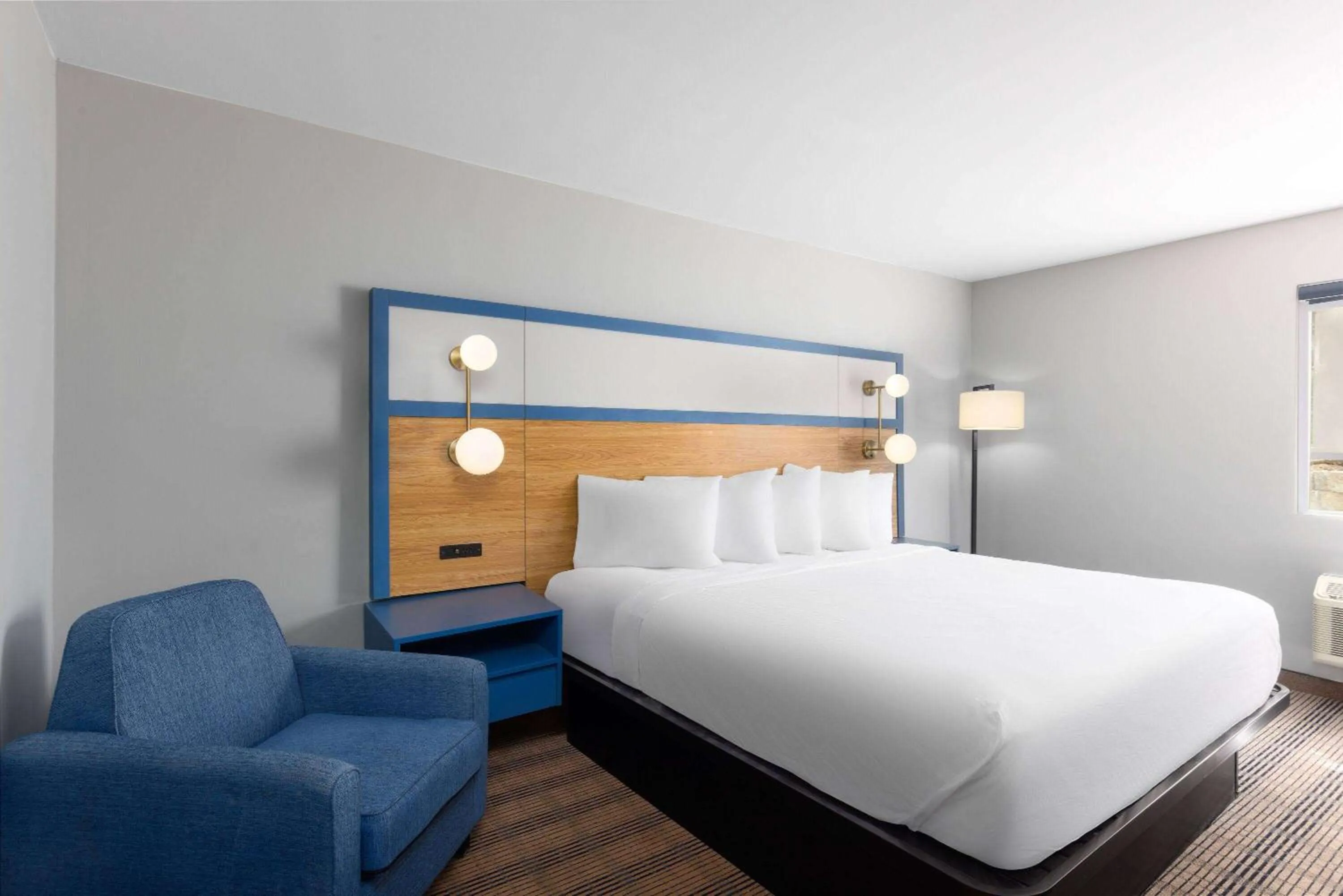 Photo of the whole room, Bed in AmericInn by Wyndham Omaha Near Zoo