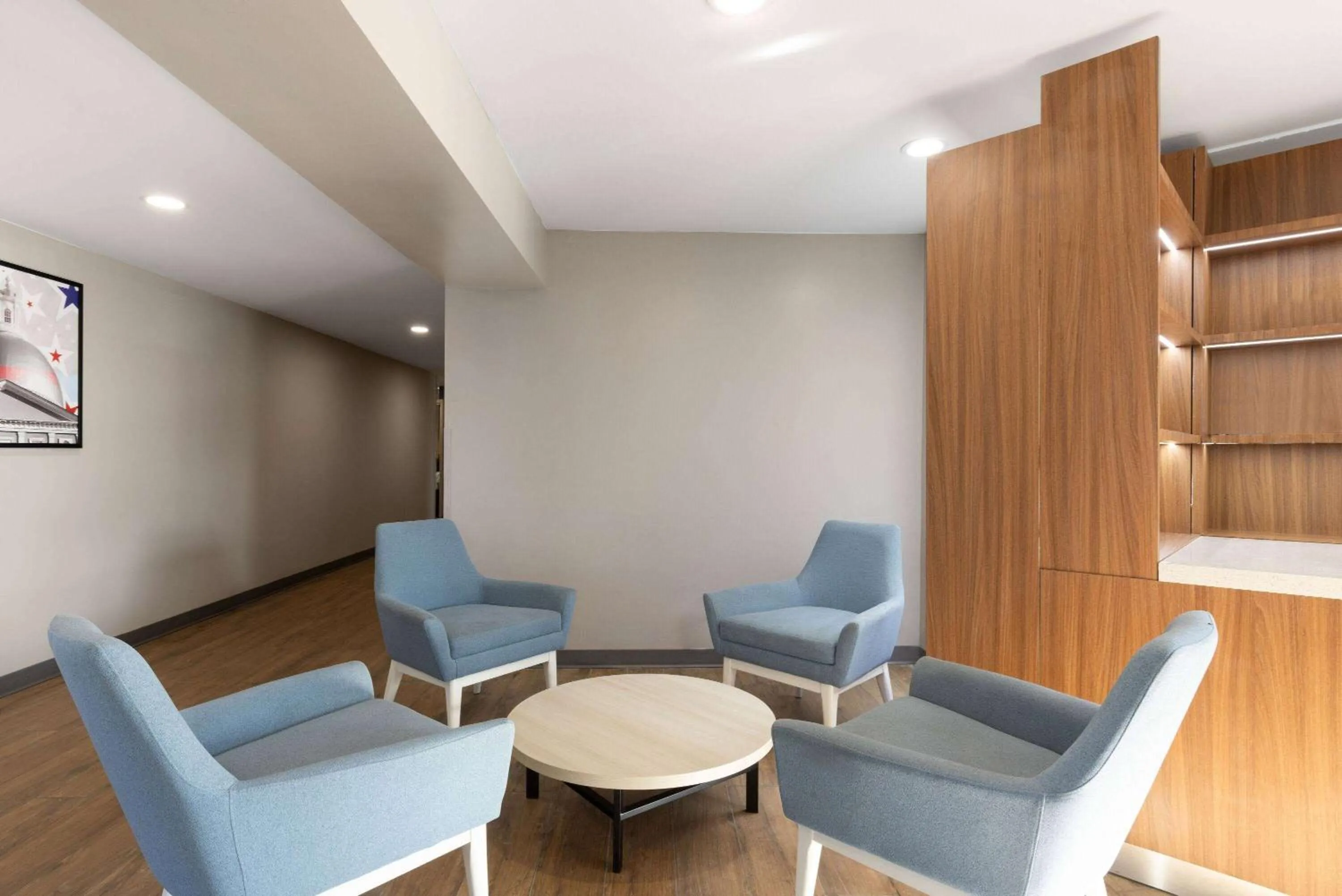 Lobby or reception in AmericInn by Wyndham Omaha Near Zoo