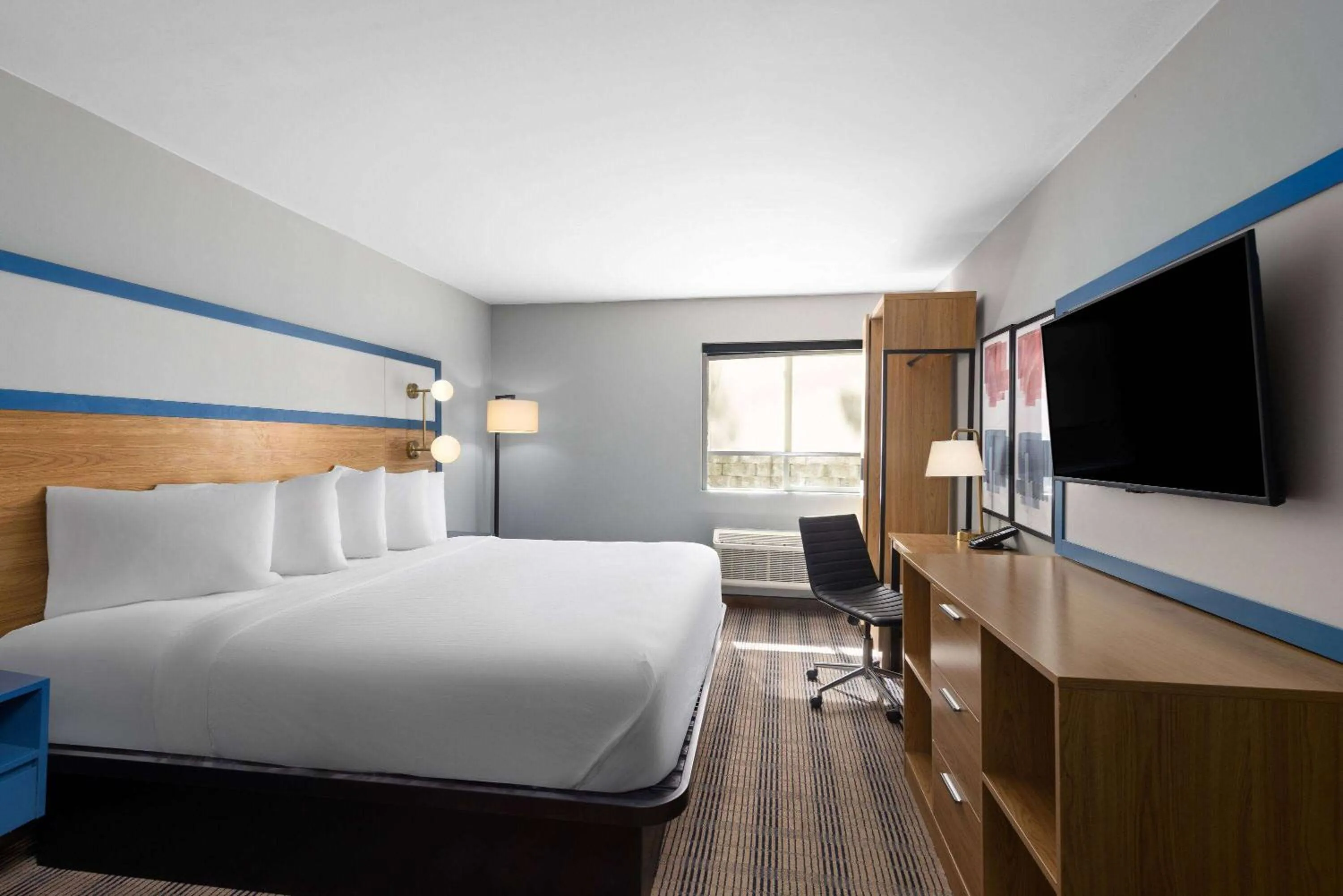 Photo of the whole room, Bed in AmericInn by Wyndham Omaha Near Zoo
