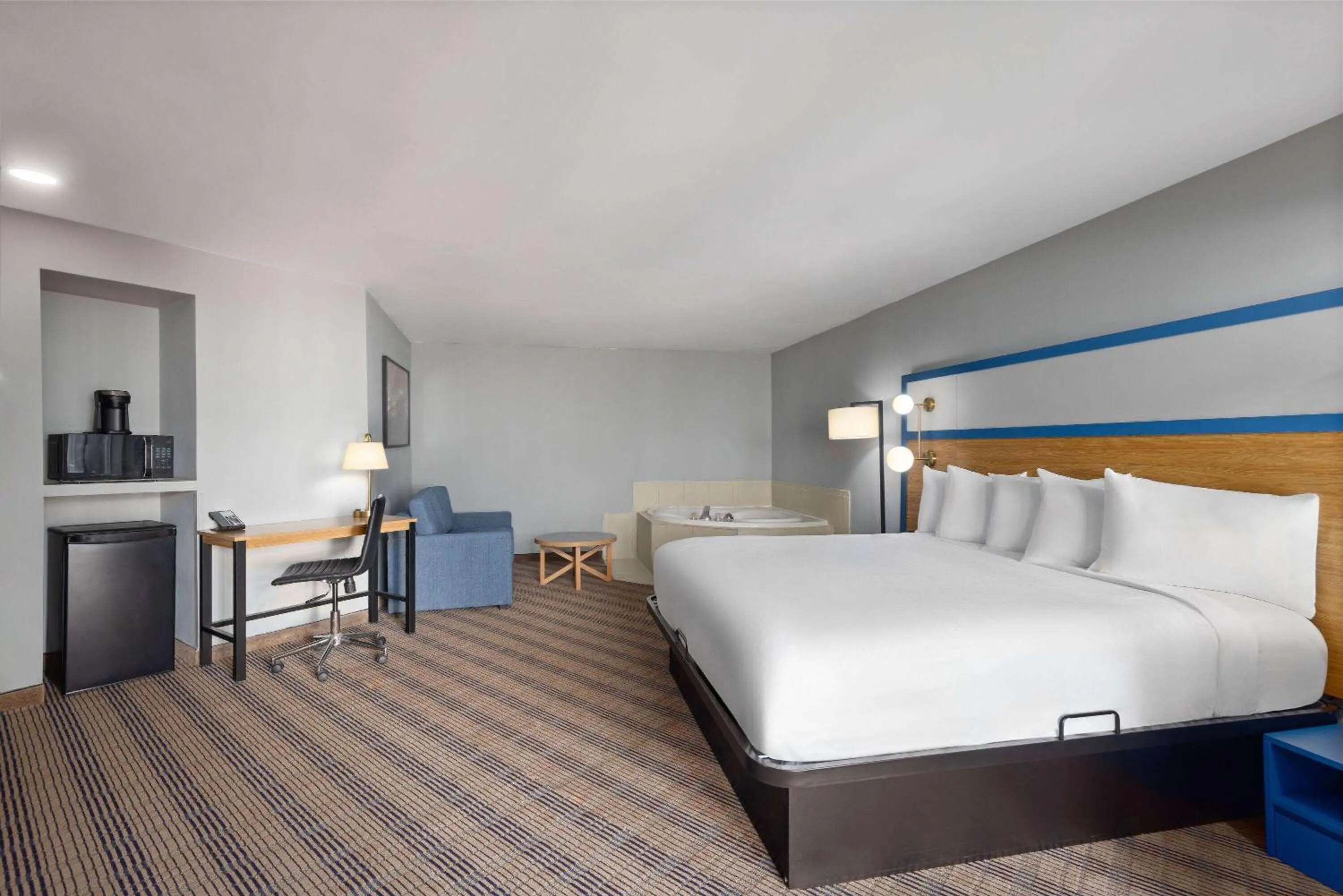 Bath, Bed in AmericInn by Wyndham Omaha Near Zoo