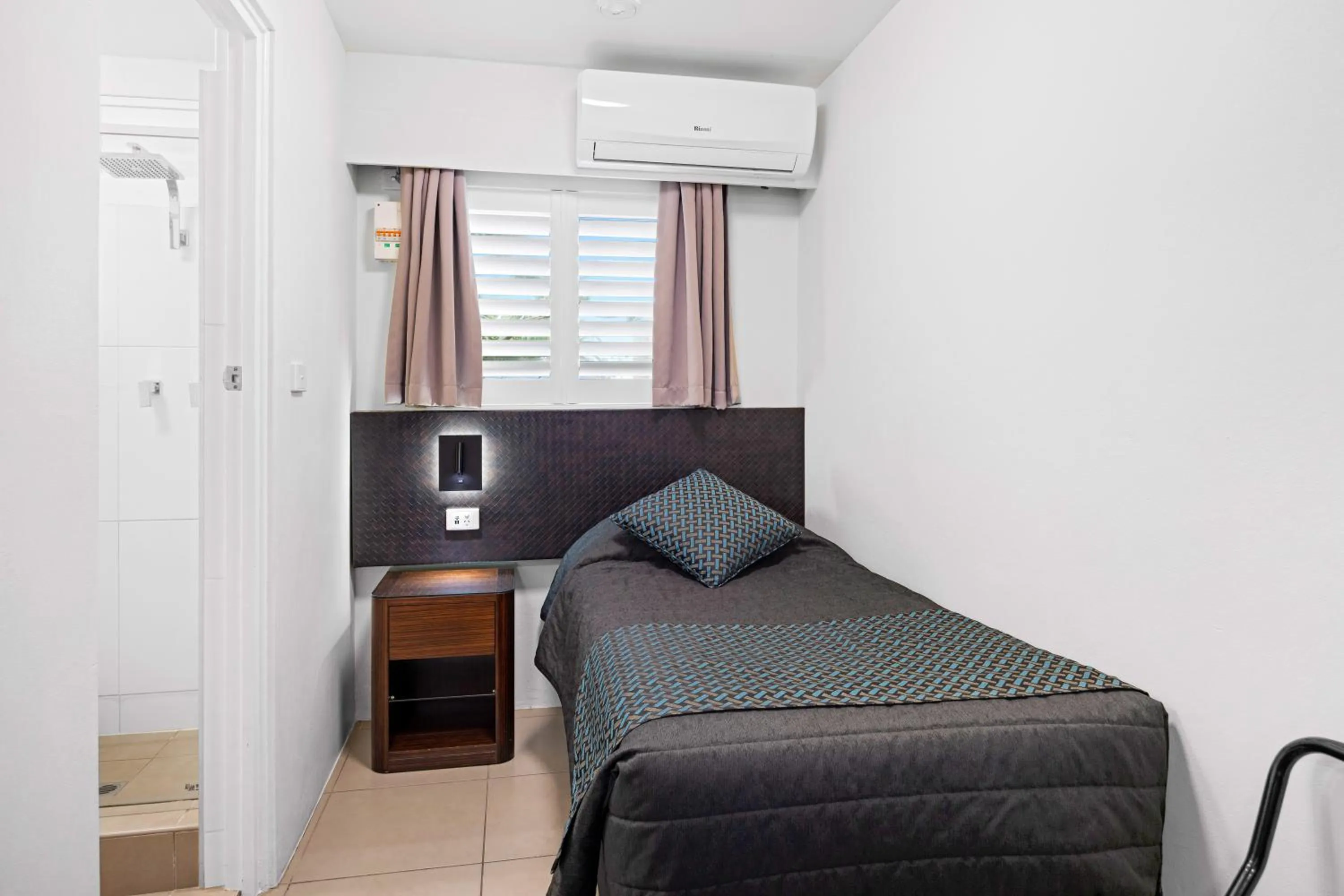 Bedroom, Bed in El Motor Inn