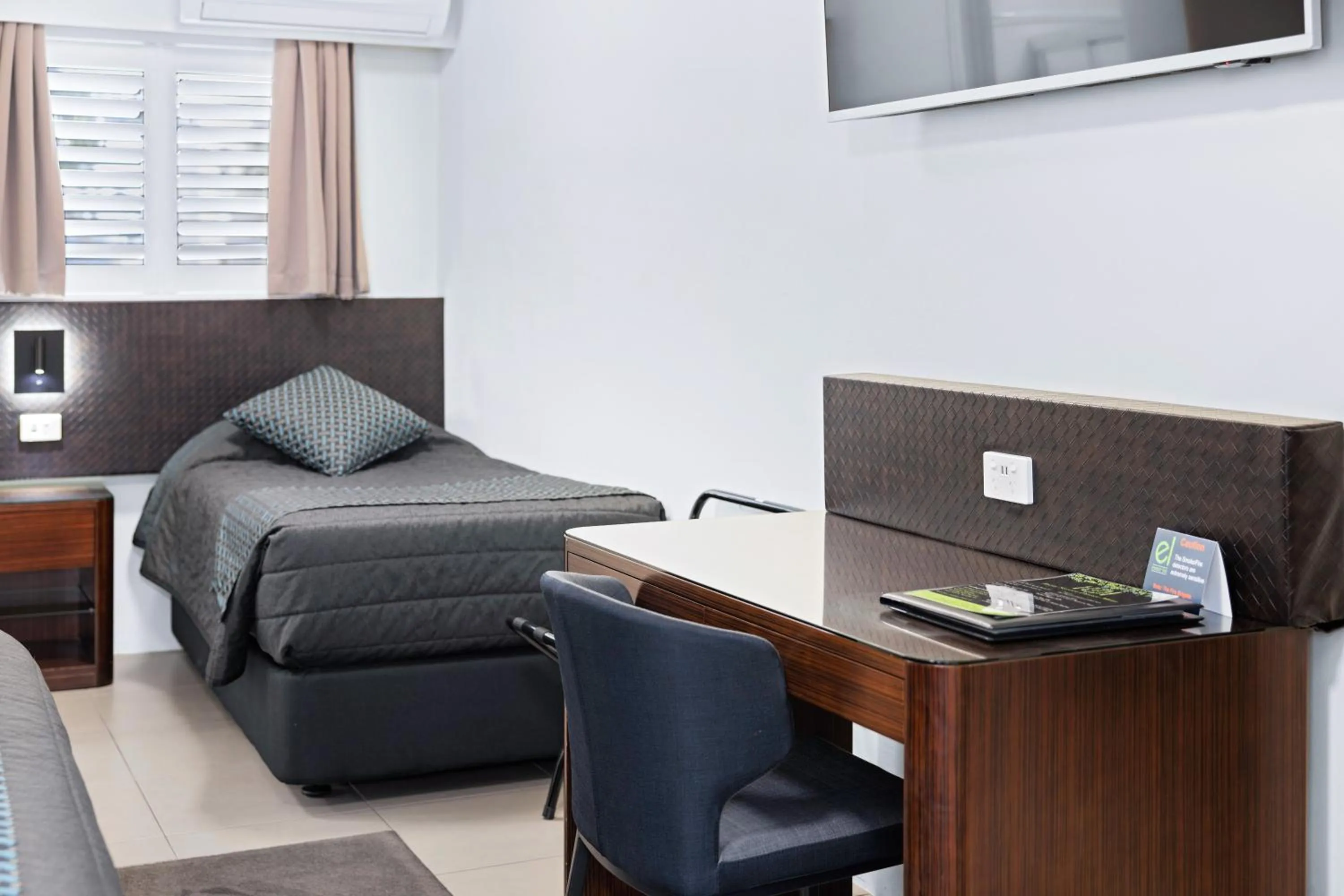 Bedroom, Bed in El Motor Inn