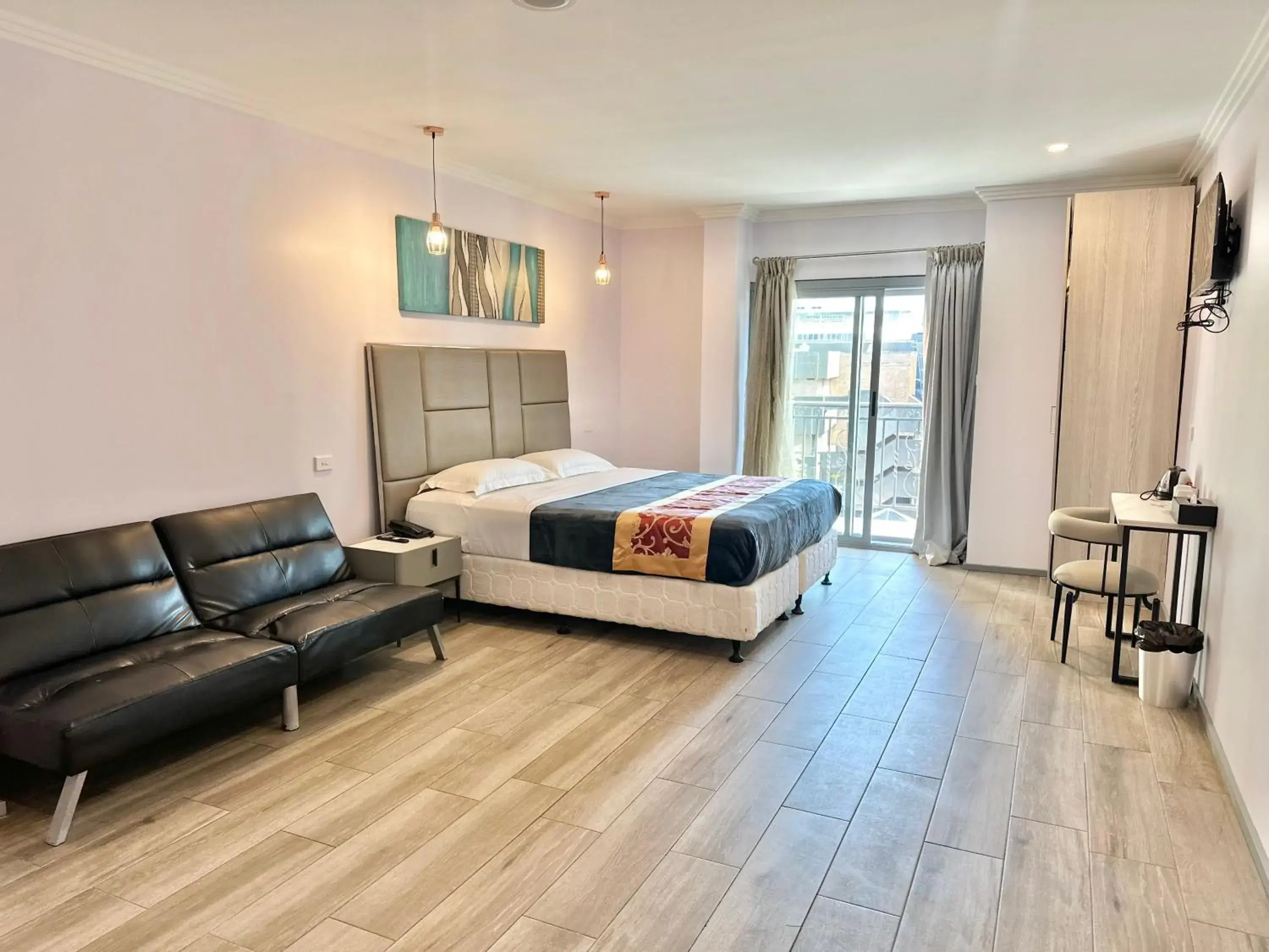 Premium King Room With Balcony in Sydney RiseOn Hotel Premium King Room With Balcony in Sydney RiseOn Hotel