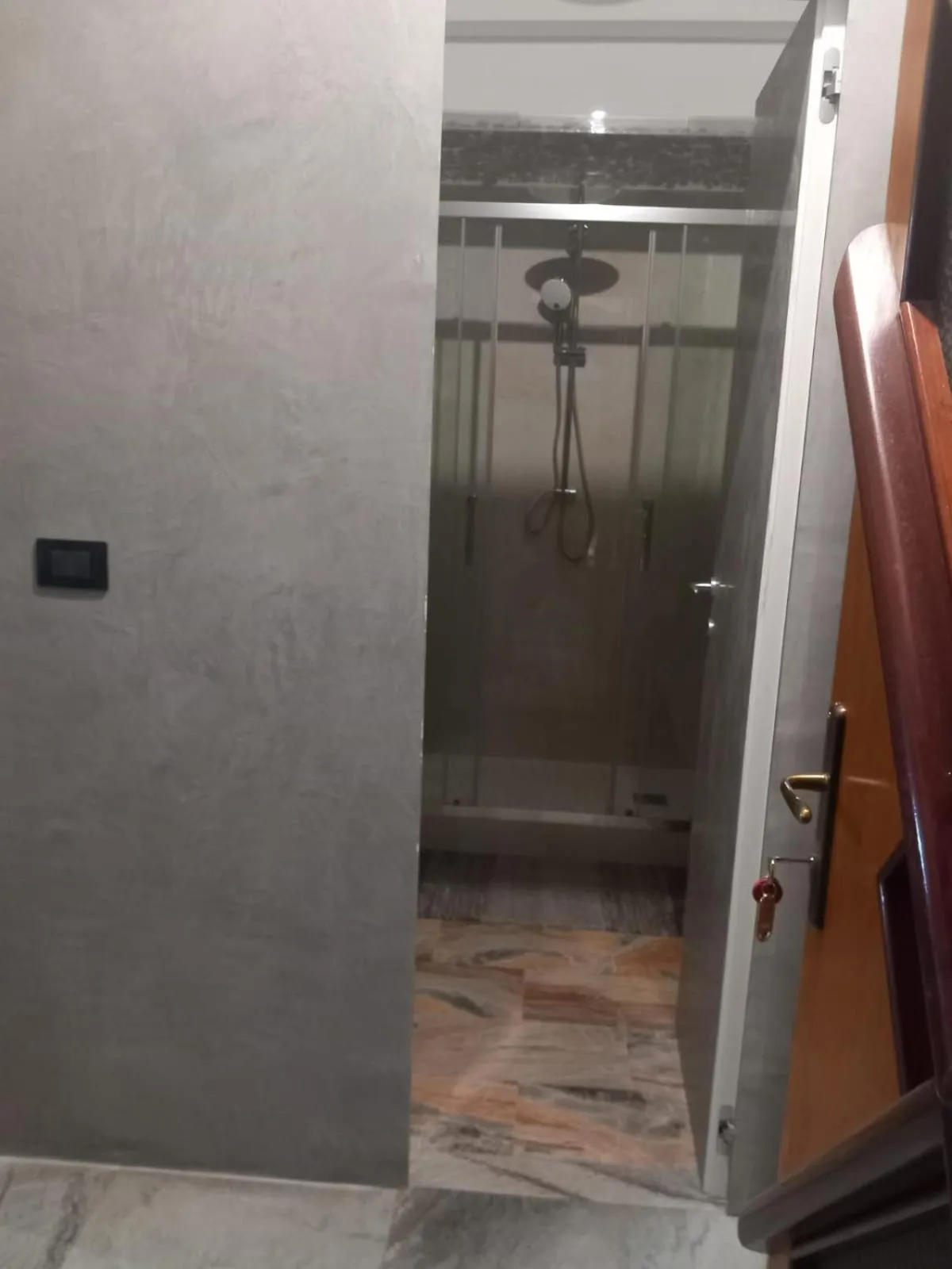 Shower in Lussuoso B&B