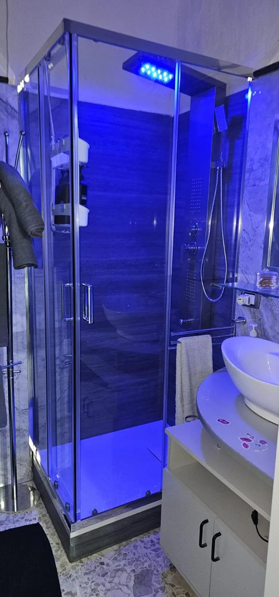 Shower in Lussuoso B&B