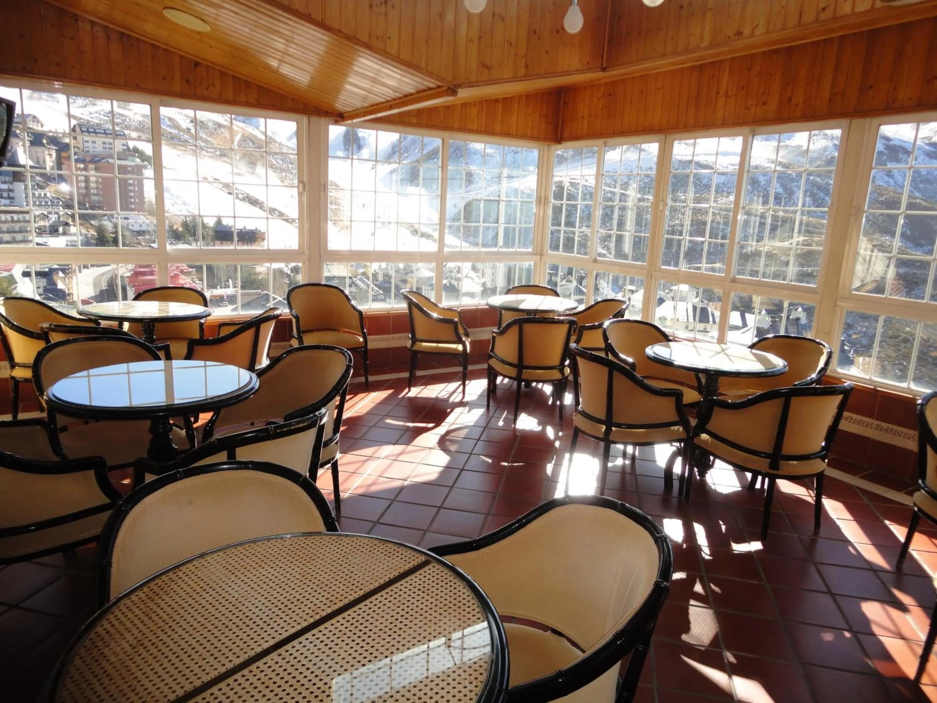 Restaurant/places to eat in Hotel Nevasur