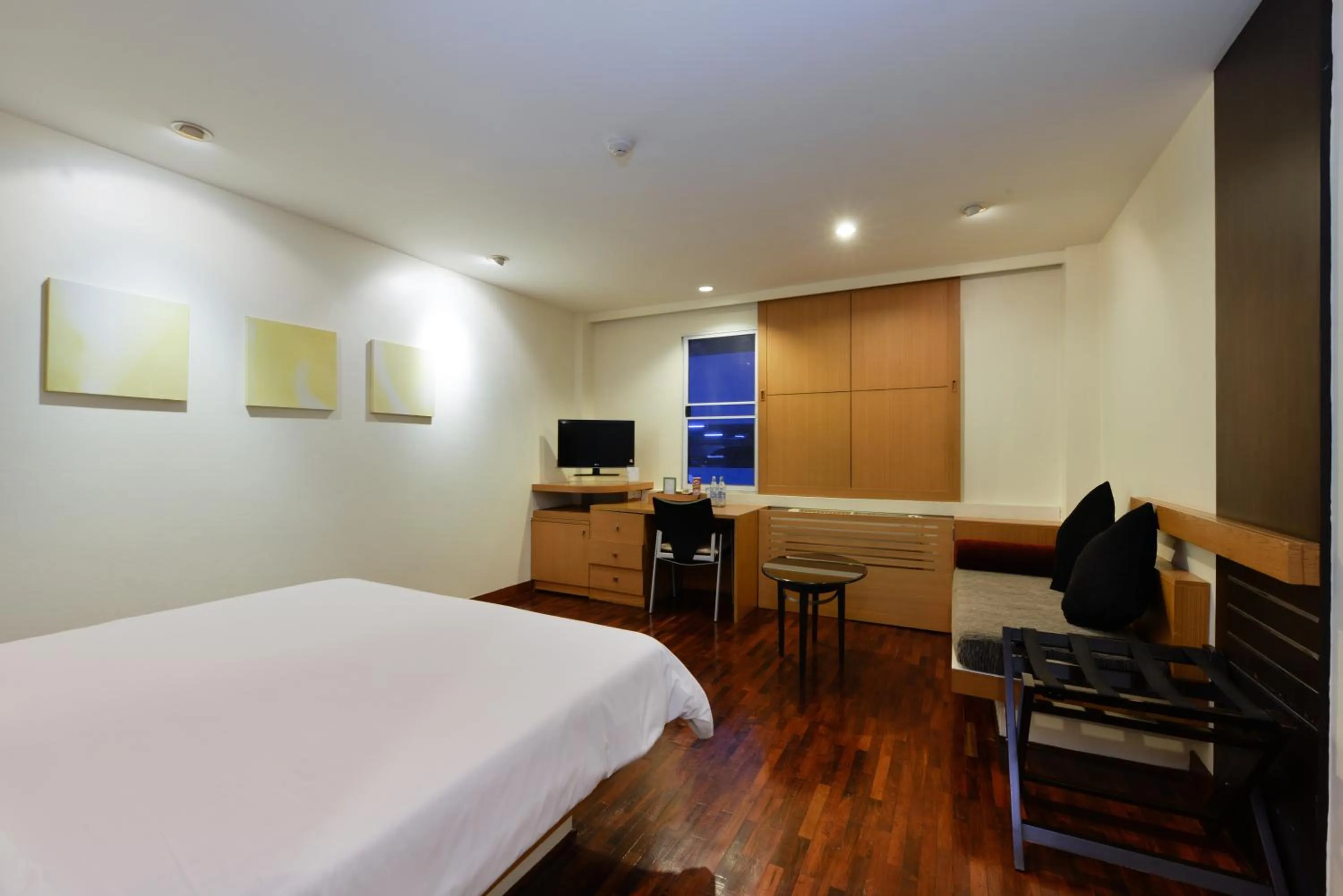 Photo of the whole room, Bed in iCheck inn Sukhumvit 19