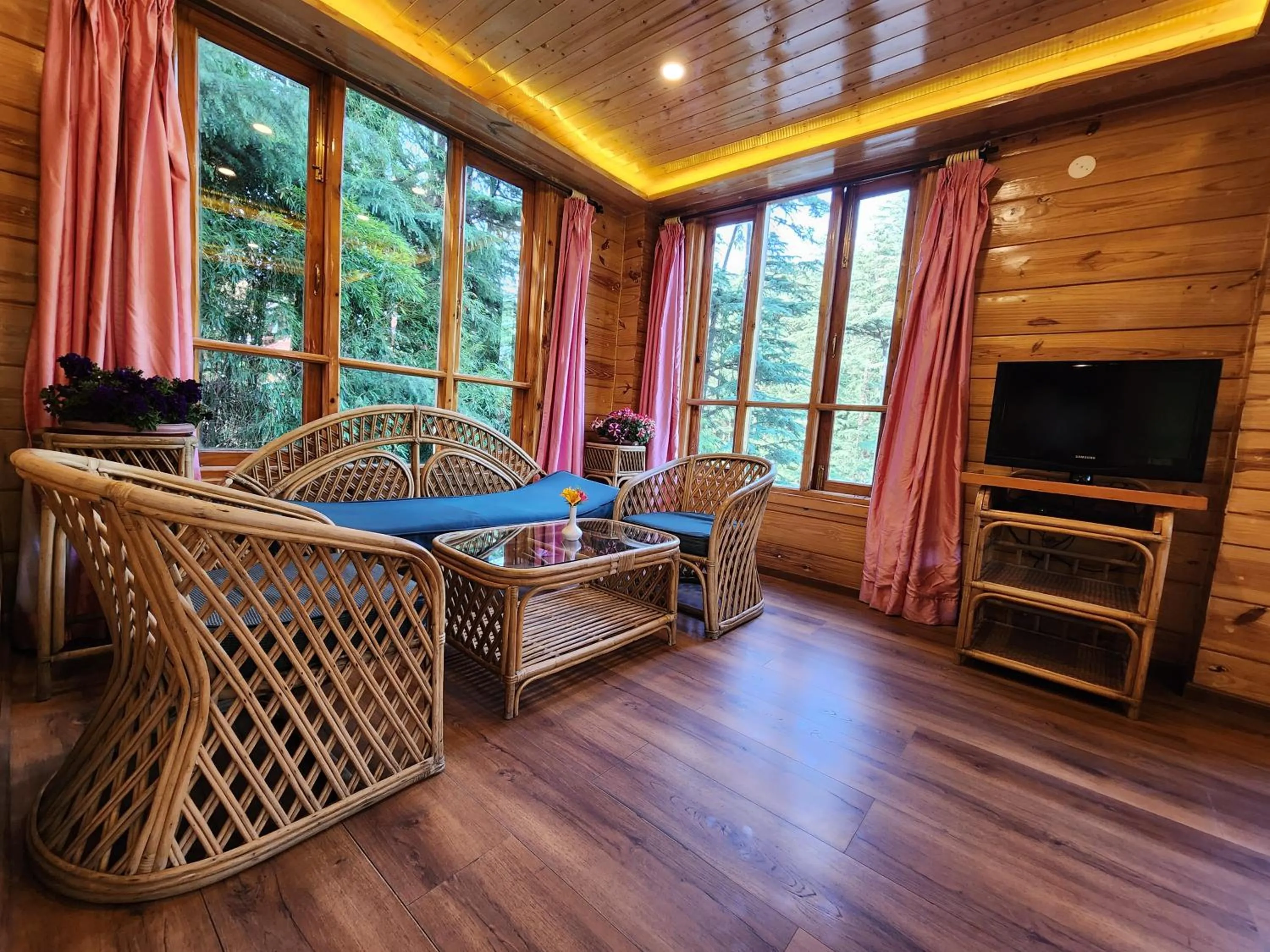 Living room in The Chalets Naldehra