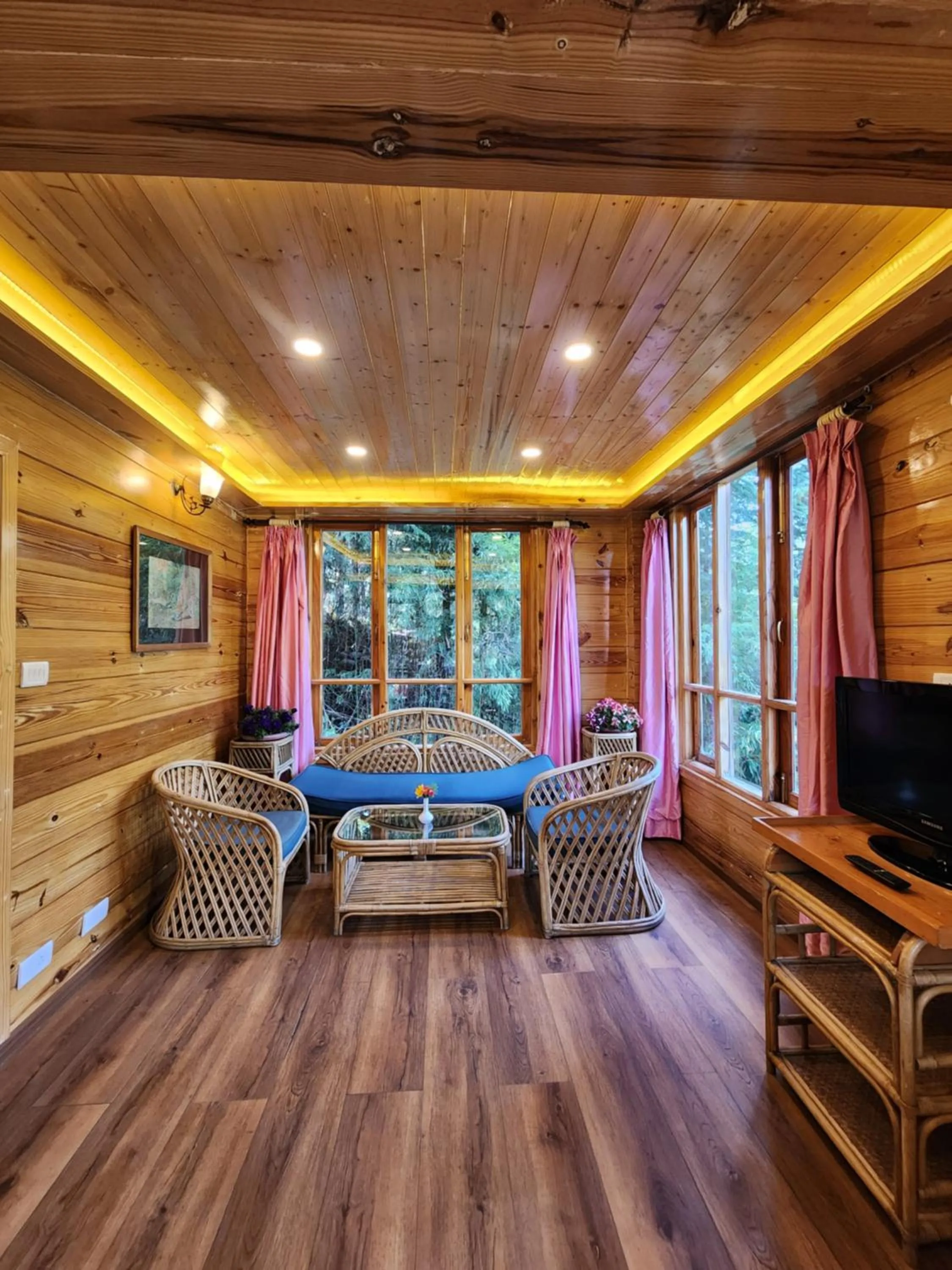 Living room in The Chalets Naldehra