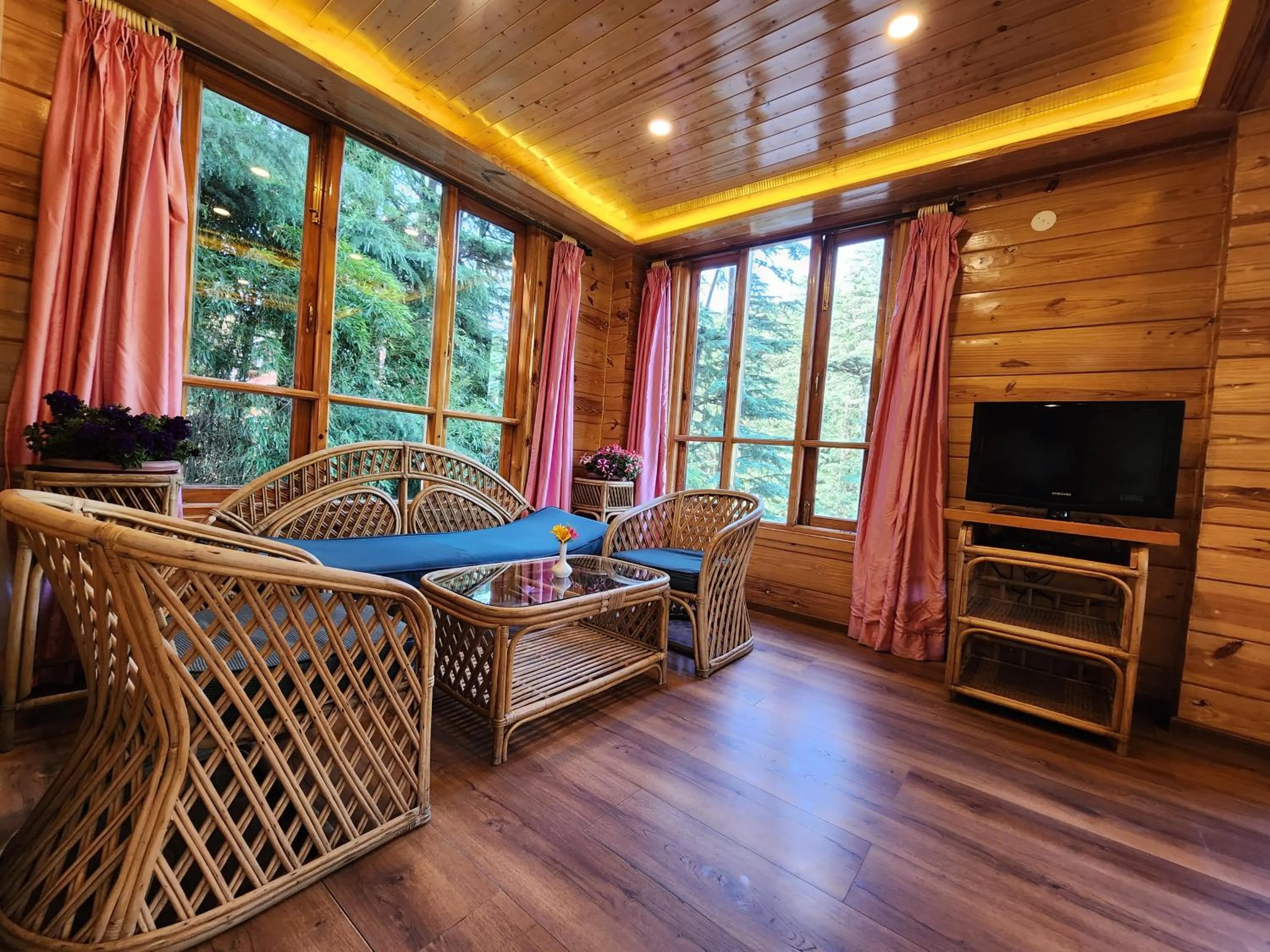 Living room in The Chalets Naldehra