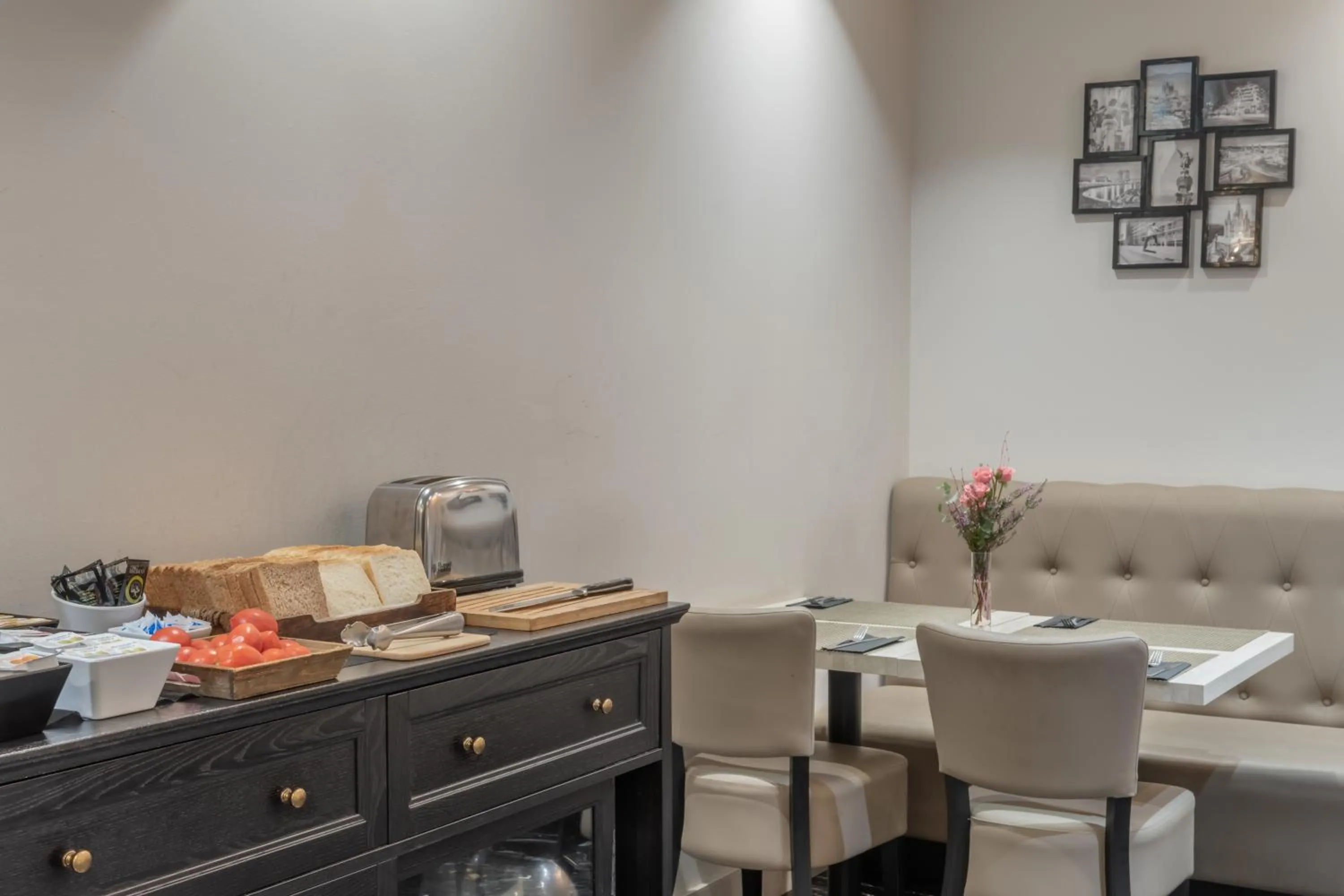 Restaurant/places to eat in Arya Stadium Hotel