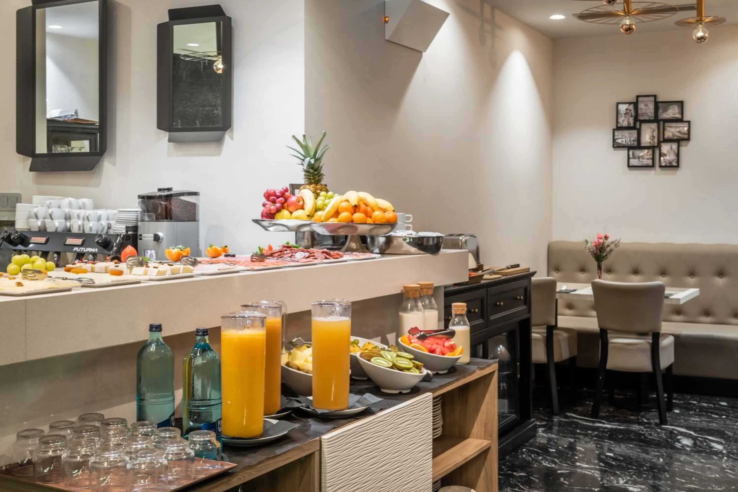 Restaurant/places to eat in Arya Stadium Hotel